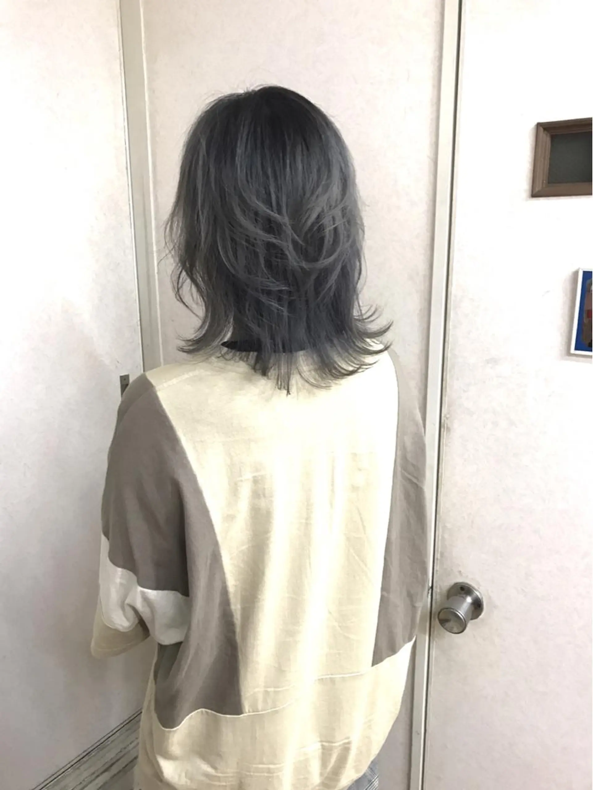 ミディアム カラー パーマ ブリーチ グレージュ シルバー シルバーグレージュ レイヤーカット ヘアカラー トリートメント BOB所属・三輪 太一のヘアスタイル