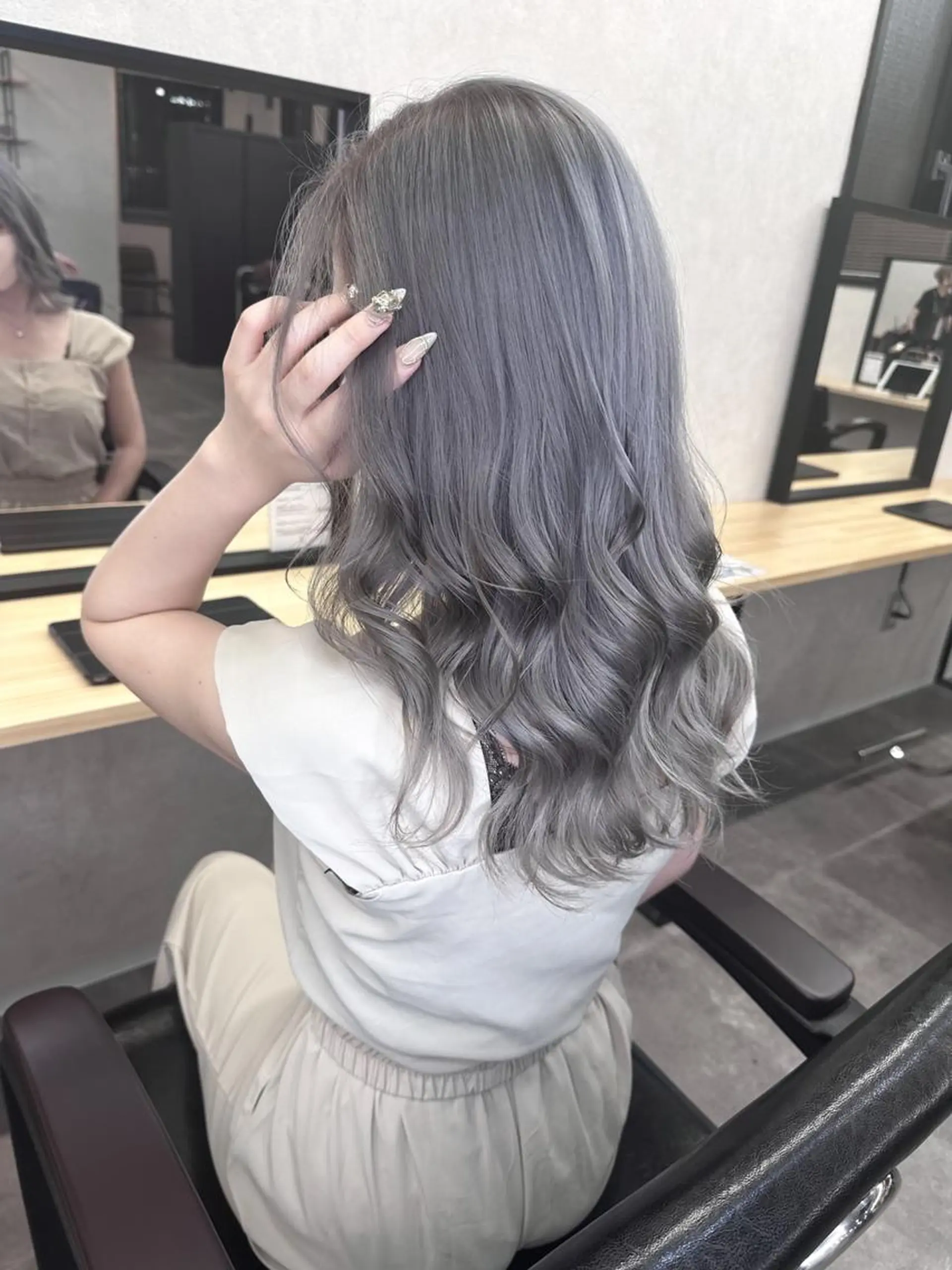 セミロング ヘアアレンジ カラー ハイトーン カラーのヘアスタイル