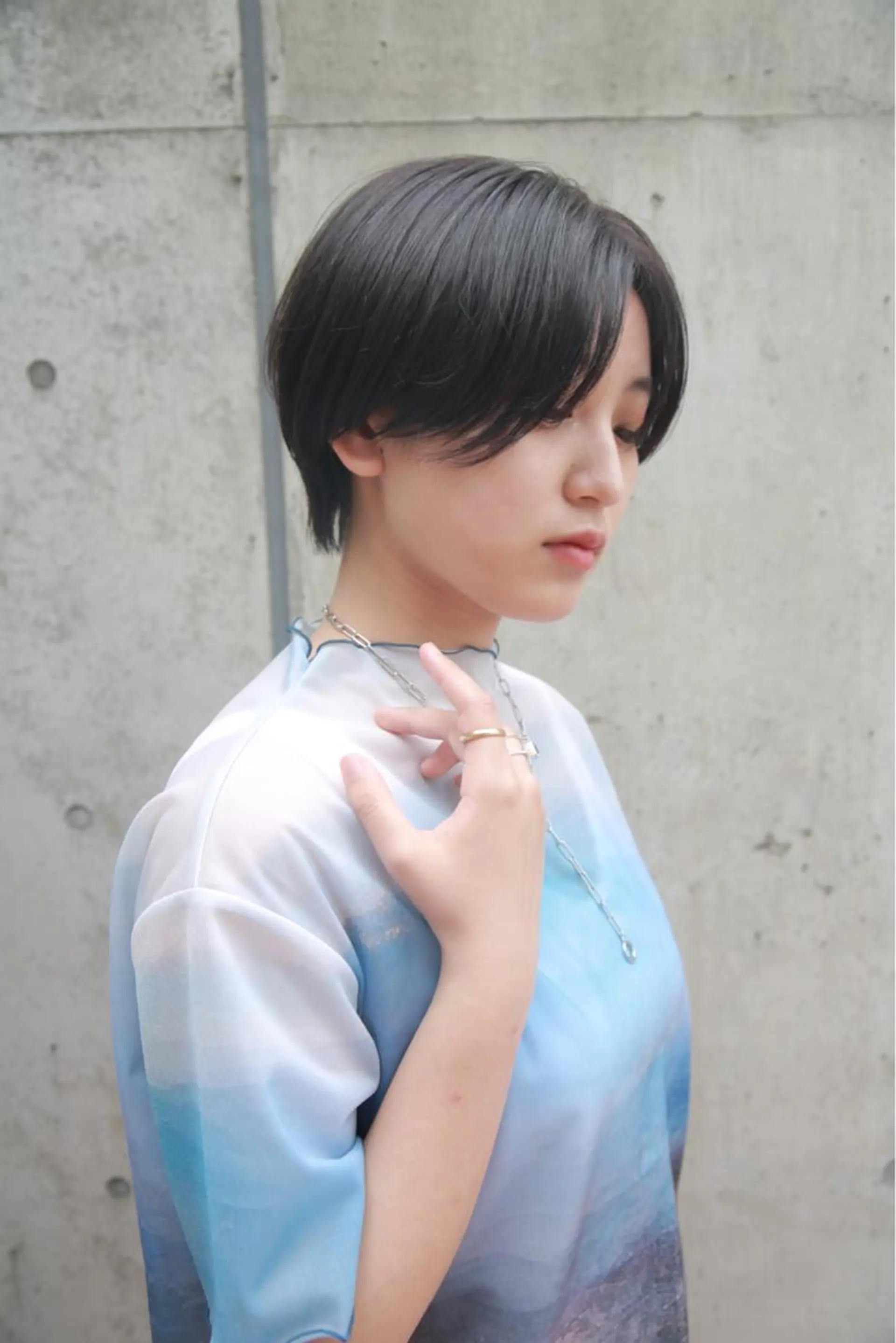 ショート カラー ハンサムショート ダークグレー 韓国風ヘア シースルーバング ショートヘア カット ヘアカラー 高木 麻知子のヘアスタイル