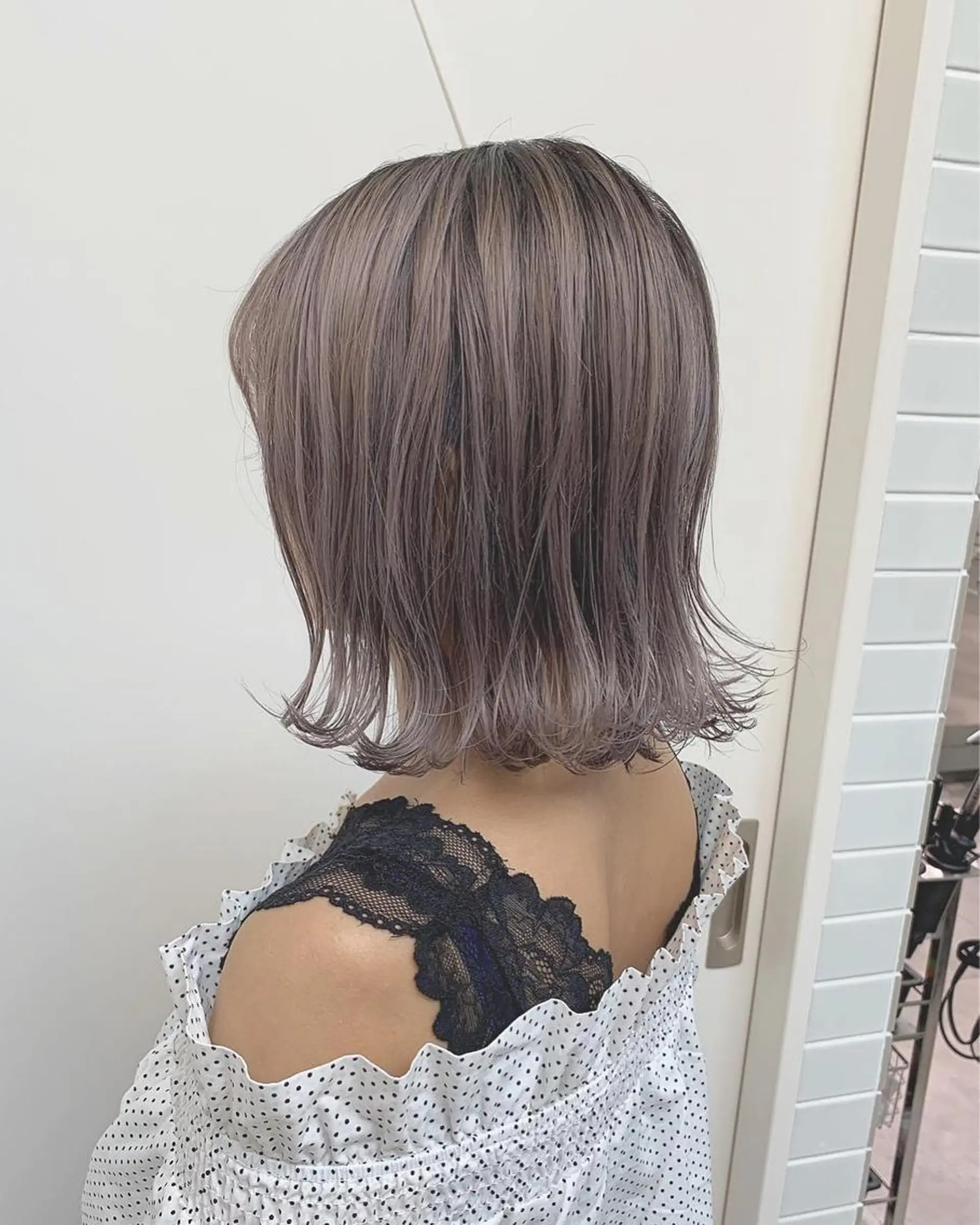 ショート カラー ブリーチ シルバー ホワイトシルバー ボブ インナーカラー/天神 ブリーチ/吉田のヘアスタイル