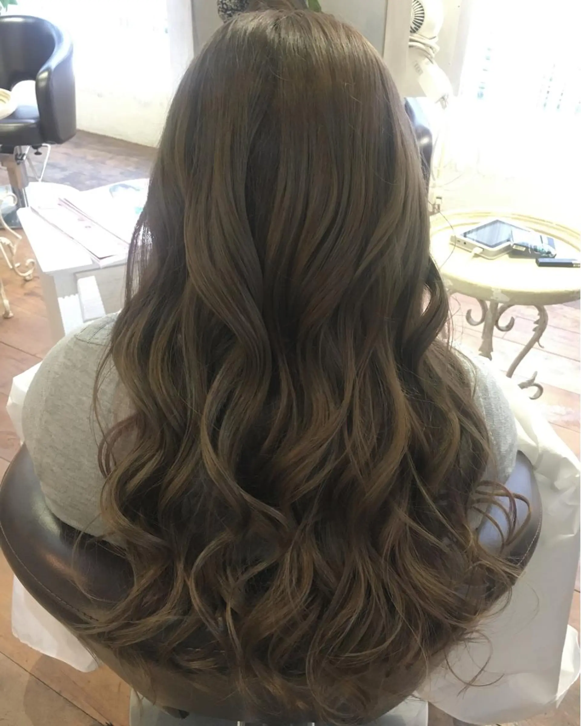 ロング カラー パーマ ヘアアレンジ 透明感カラー グレージュ イルミナカラー 外国人風カラー 推し活専用 【派手髪】飯野ゆかりのヘアスタイル
