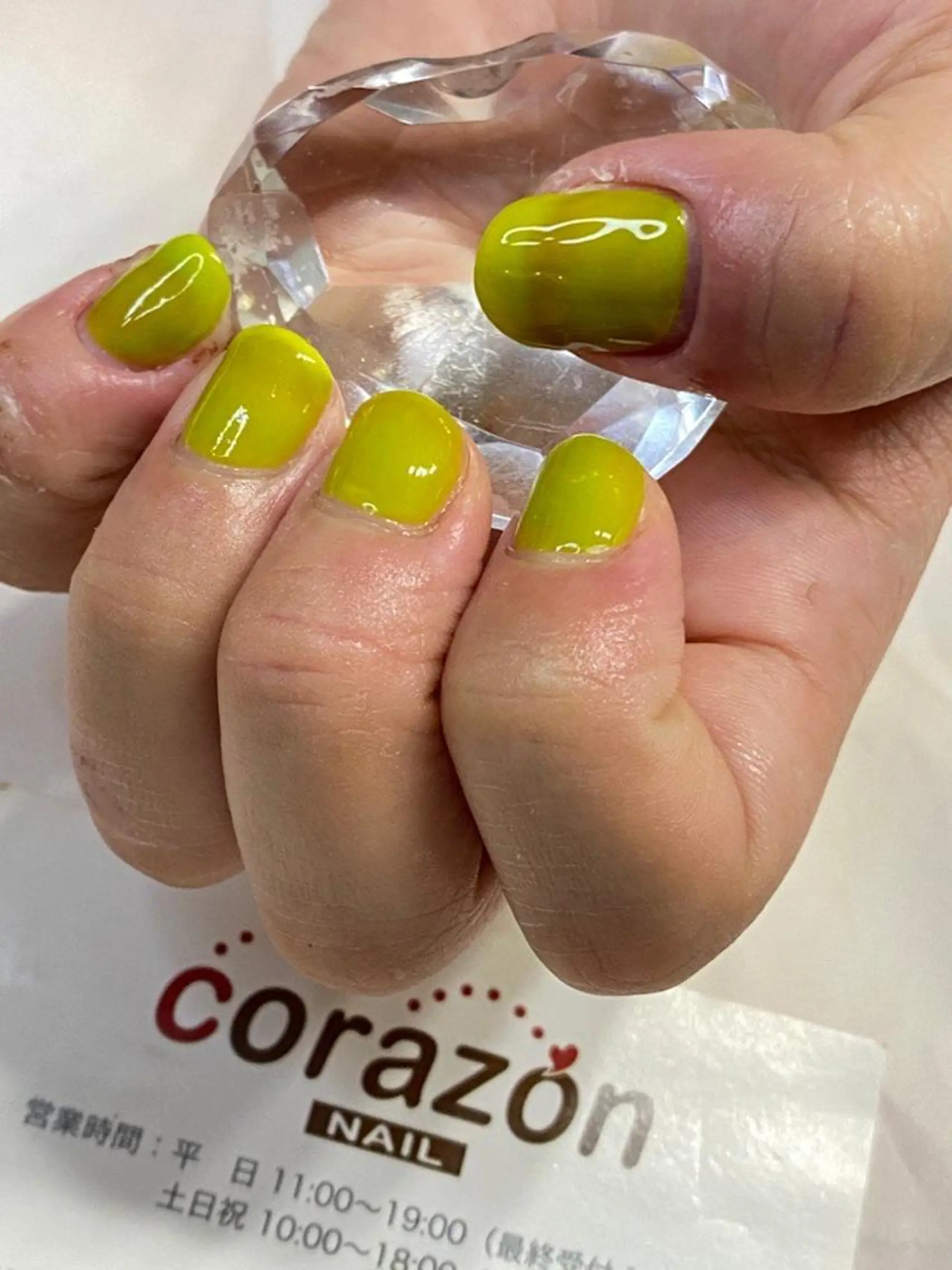 ネイル ジェルネイル グリーン ワンカラーネイル 黄色 ハンドネイル corazon所属・ネイリスト aicoのネイルデザイン