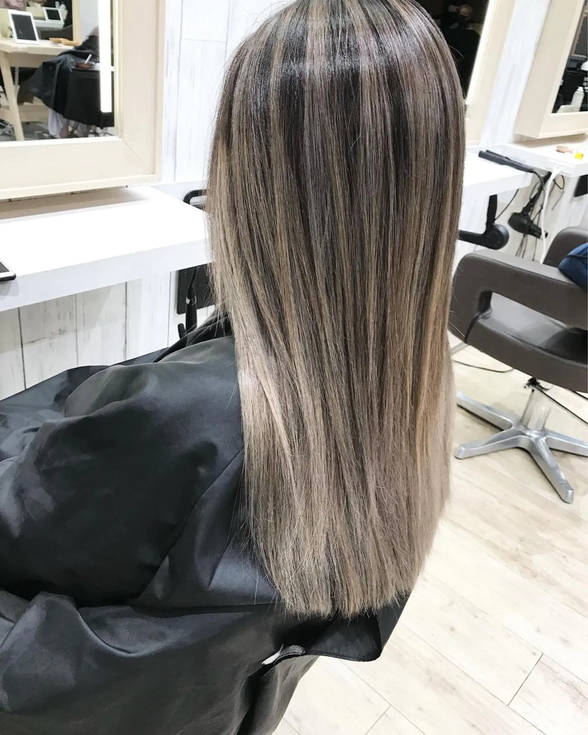 ロング カラー バレイヤージュ レイヤーカット ヘアカラー トリートメント ブリーチカラーレイヤ ーカット🦋annaのヘアスタイル