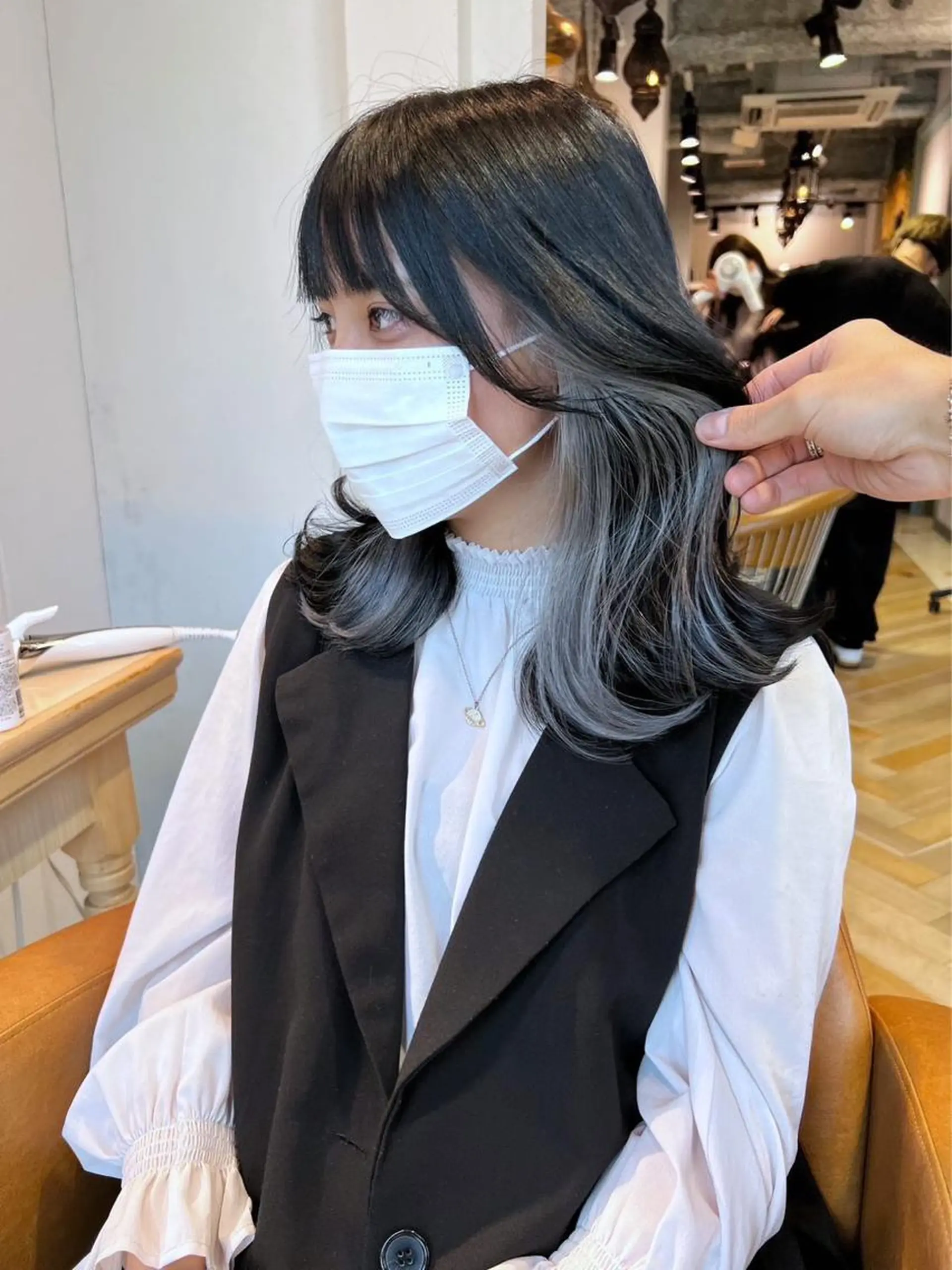 ミディアム カラー ブリーチ ハイトーンカラー インナーカラー シルバー レイヤー/顔まわり 縮毛矯正/月城宏清のヘアスタイル