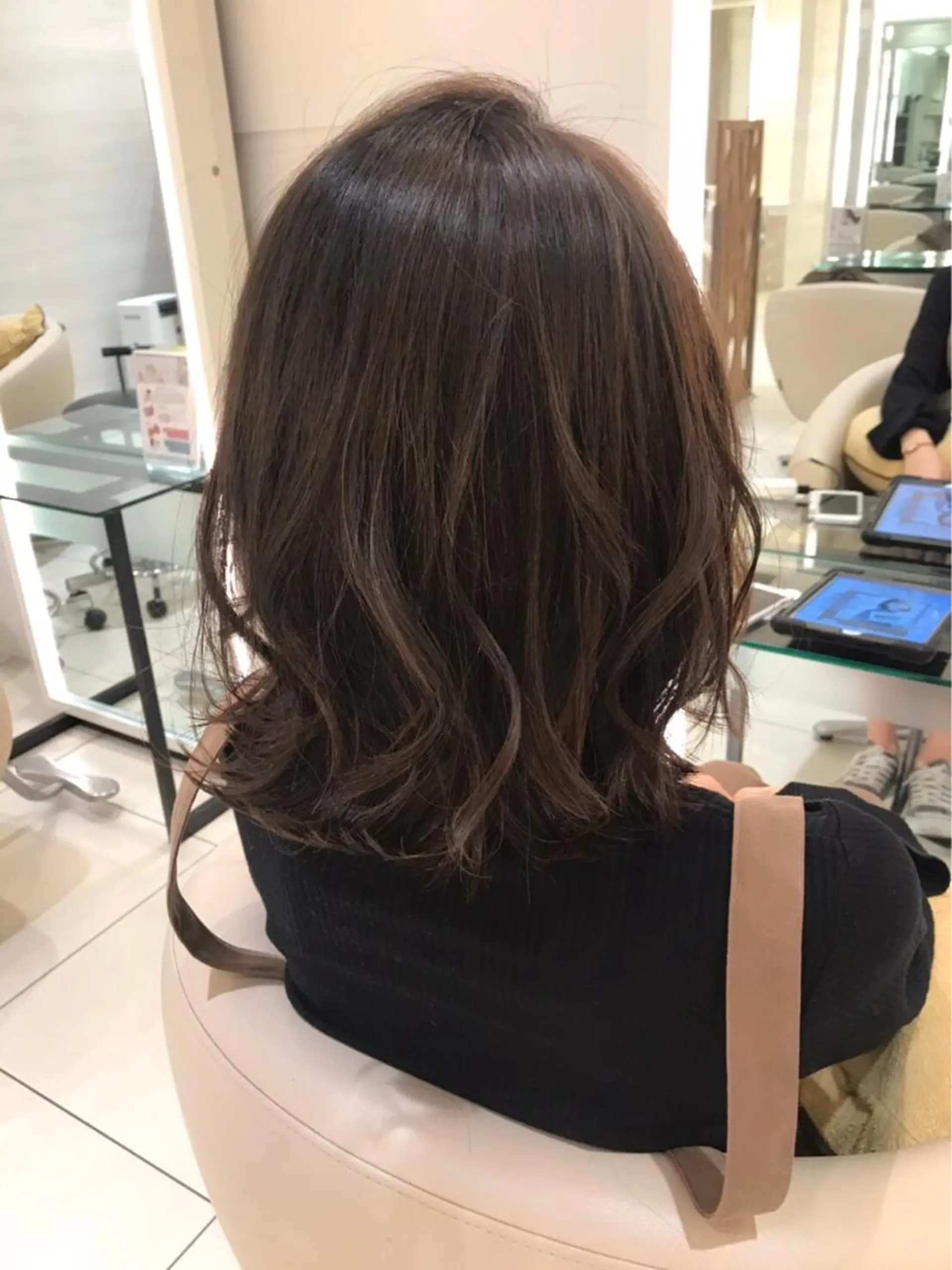 ミディアム カラー 石田 優菜のヘアスタイル