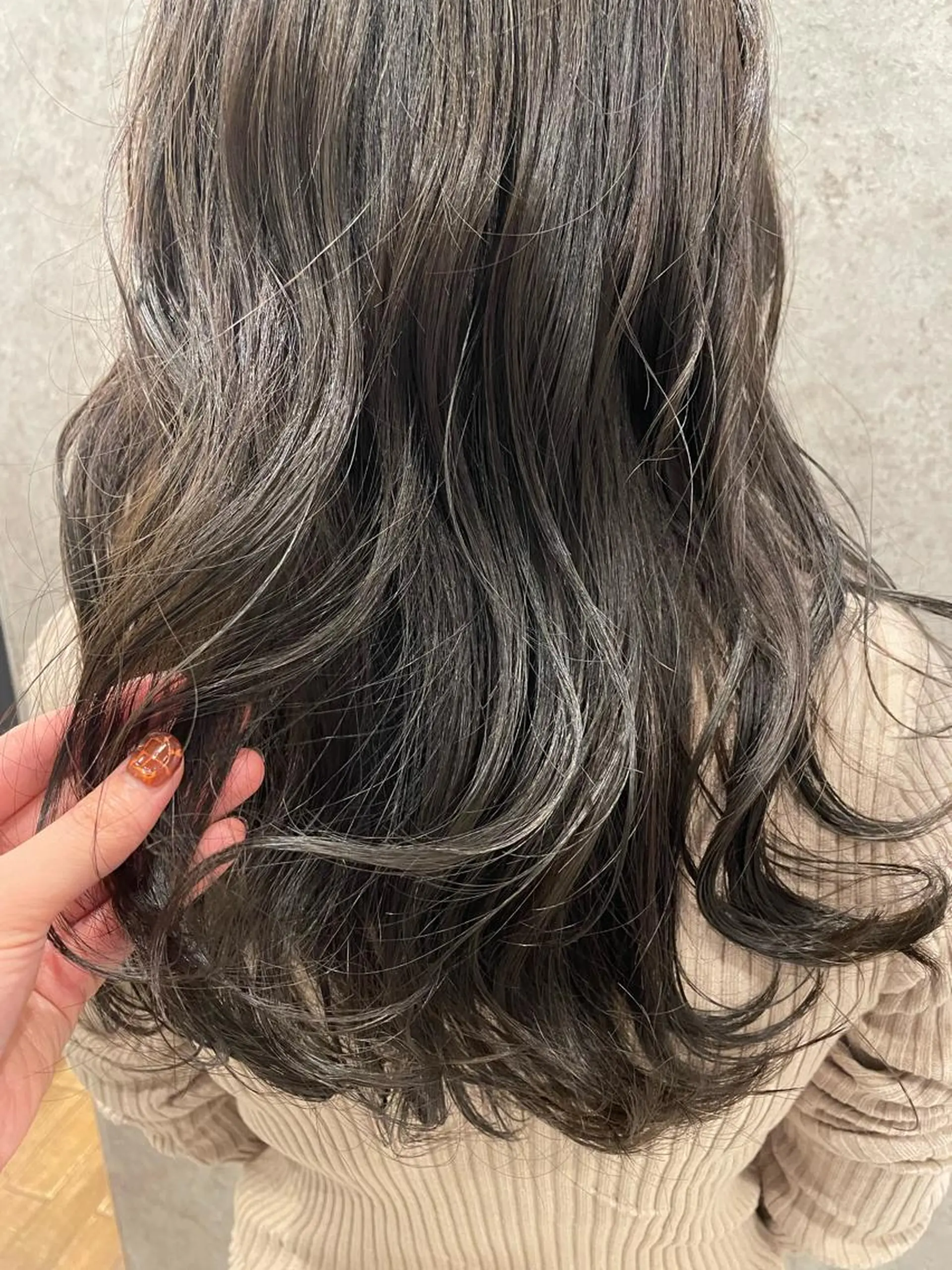 ロング カラー ダブルカラー グレージュ オリーブグレージュ オリーブグレー 髪質改善 脇野 茉優のヘアスタイル