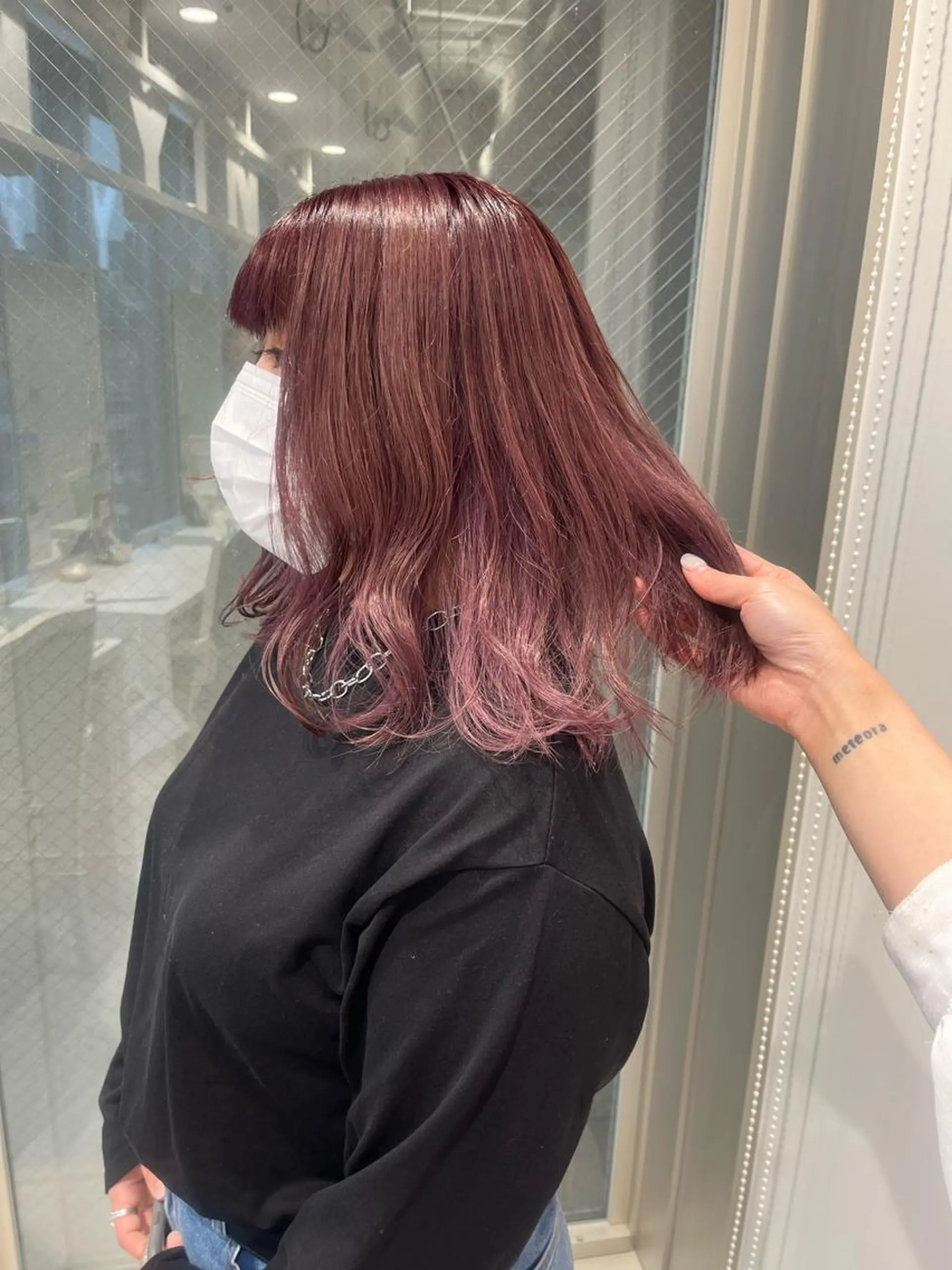 ミディアム カラー ピンクカラー ウルフカット／吉村 桃子のヘアスタイル