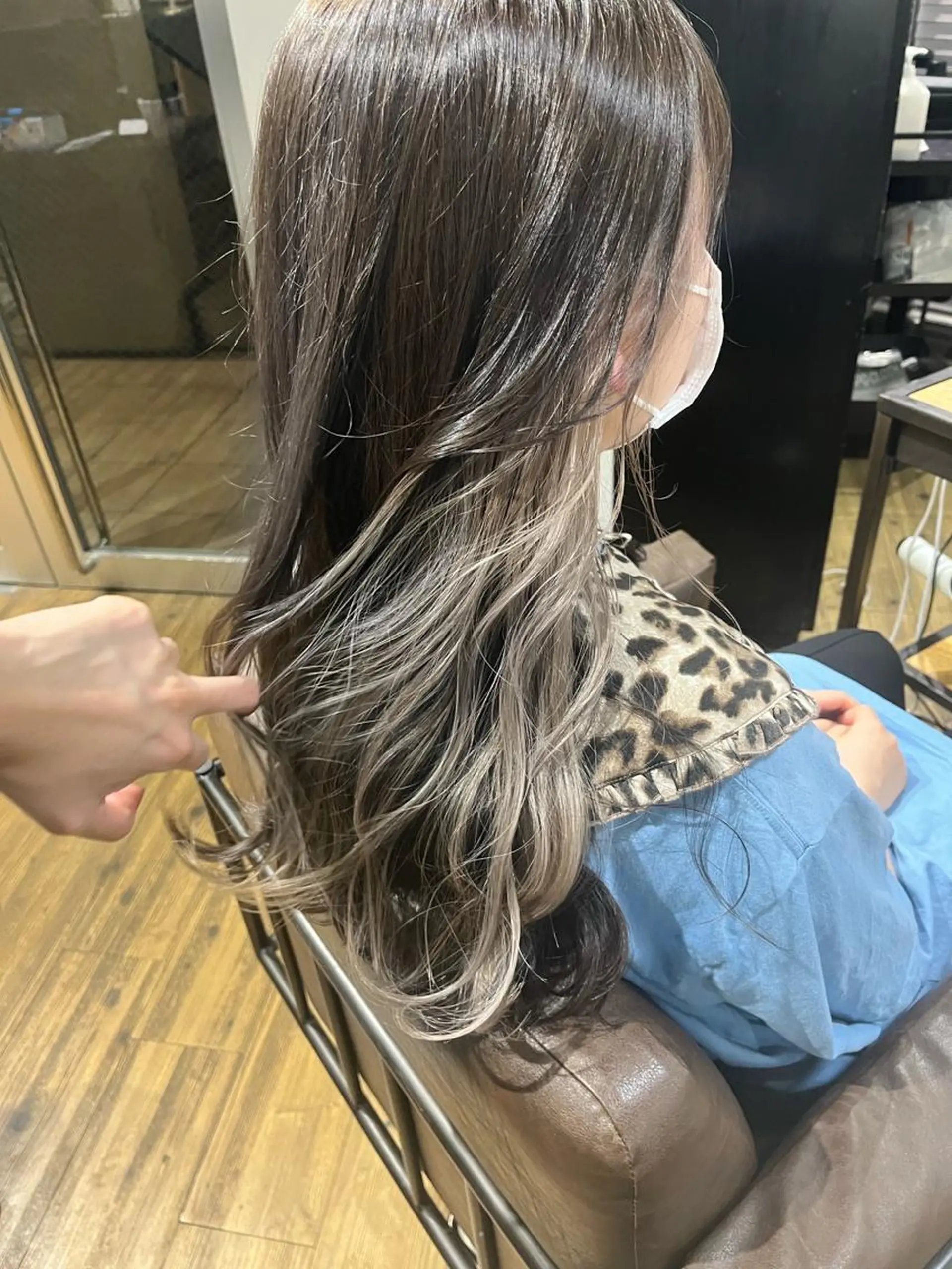 ロング カラー イヤリングカラー インナーカラー カット ヘアカラー トリートメント ミルクティーベージュ ブリーチ　清水ひとみのヘアスタイル