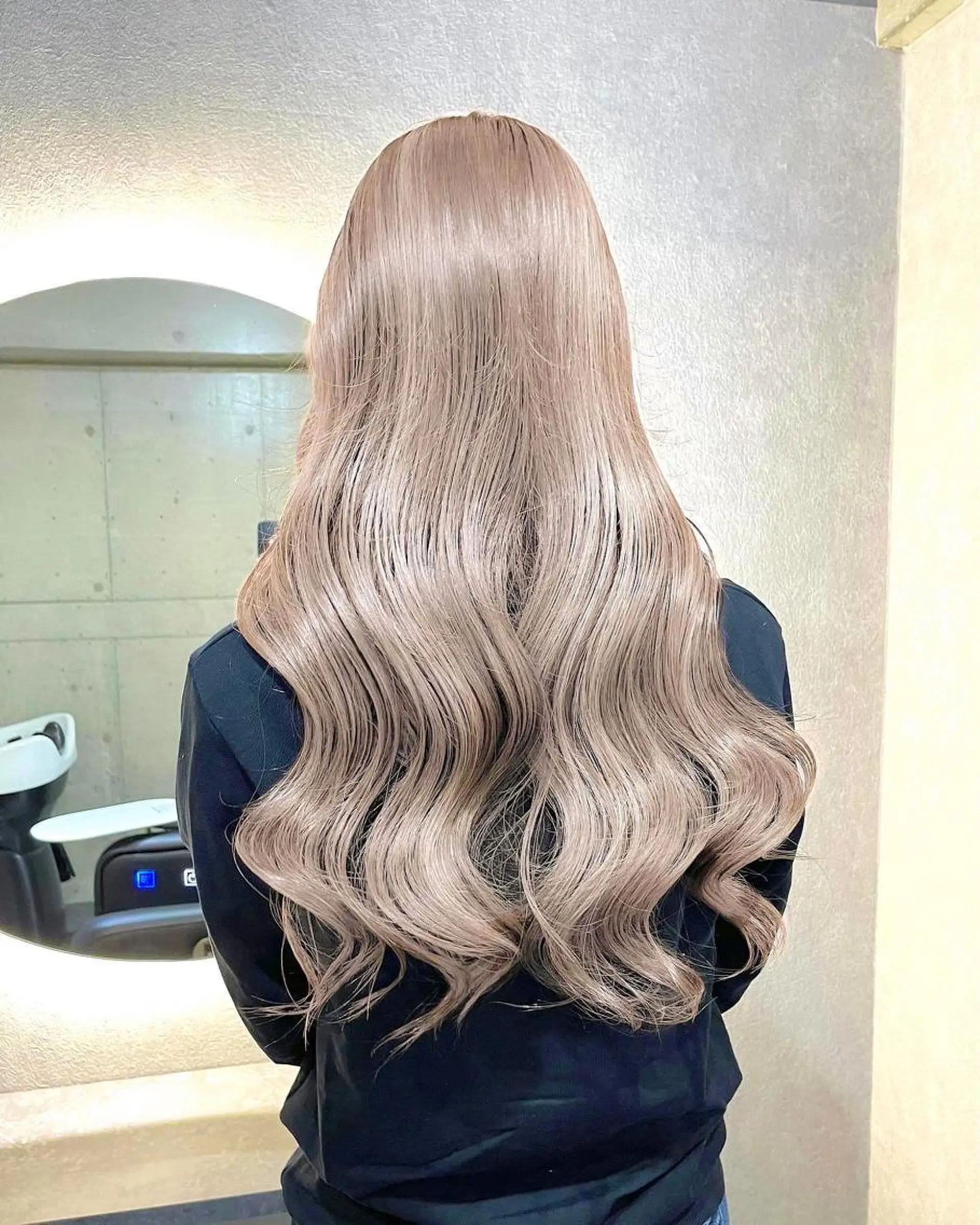 ロング カラー ベージュカラー ダブルカラー ミルクティーベージュ Kvell&Co.所属・ハイトーン カラーのヘアスタイル