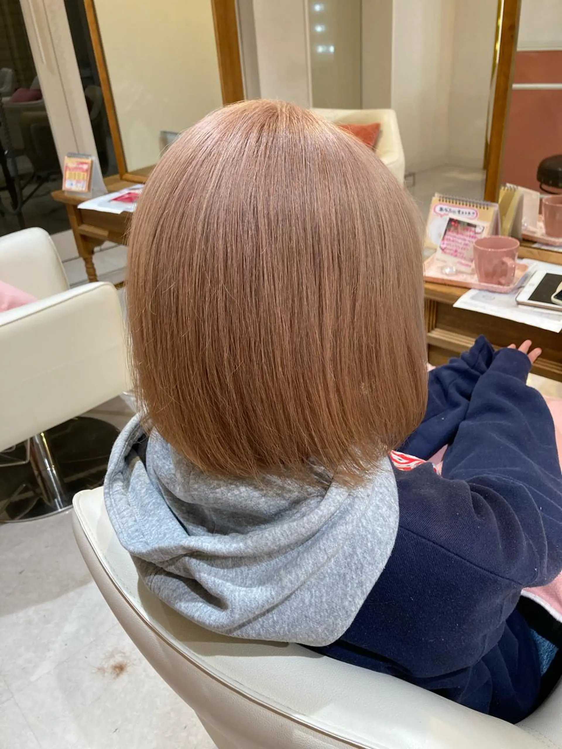 ミディアム カラー ハイトーンカラー ボブ 山﨑 まなかのヘアスタイル