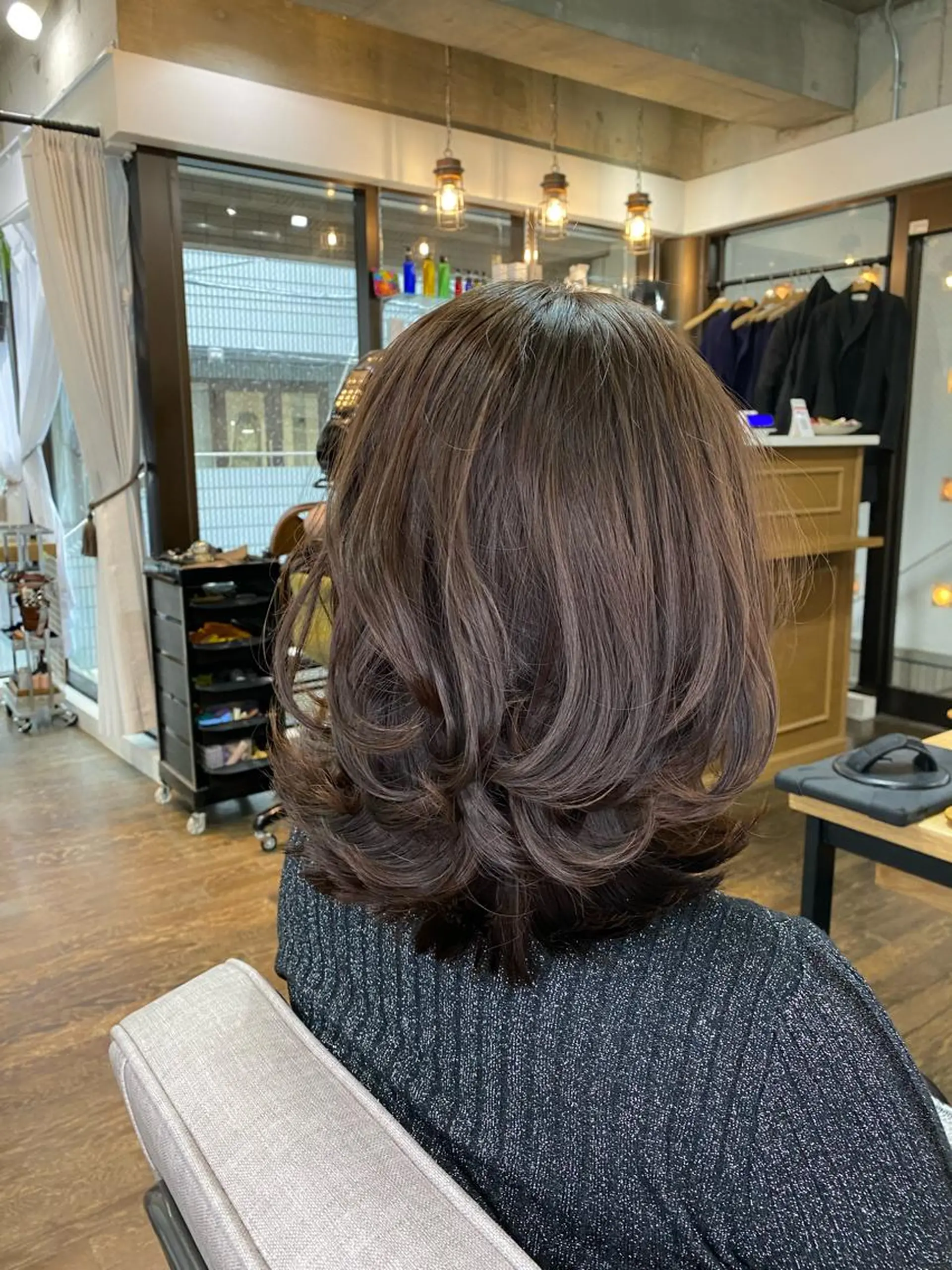 ミディアム カラー グレージュ ミルクティーグレージュ 髪質改善 外ハネヘア トリートメント 統括マネージャー/ 髪のドクター/前原悟のヘアスタイル