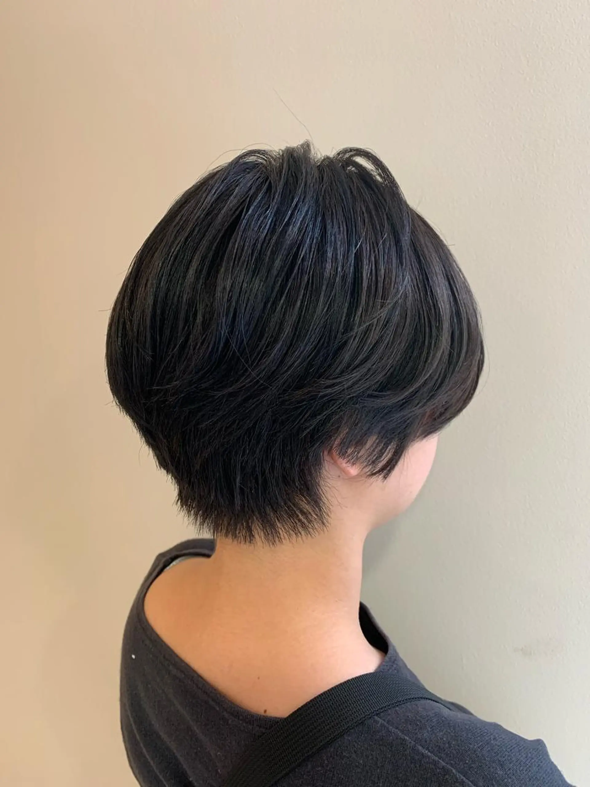 ショート カラー 黒髪 ブルーカラー ブルーブラック ショートヘア カット 顔まわりカット✄ ベージュカラー🧸のヘアスタイル