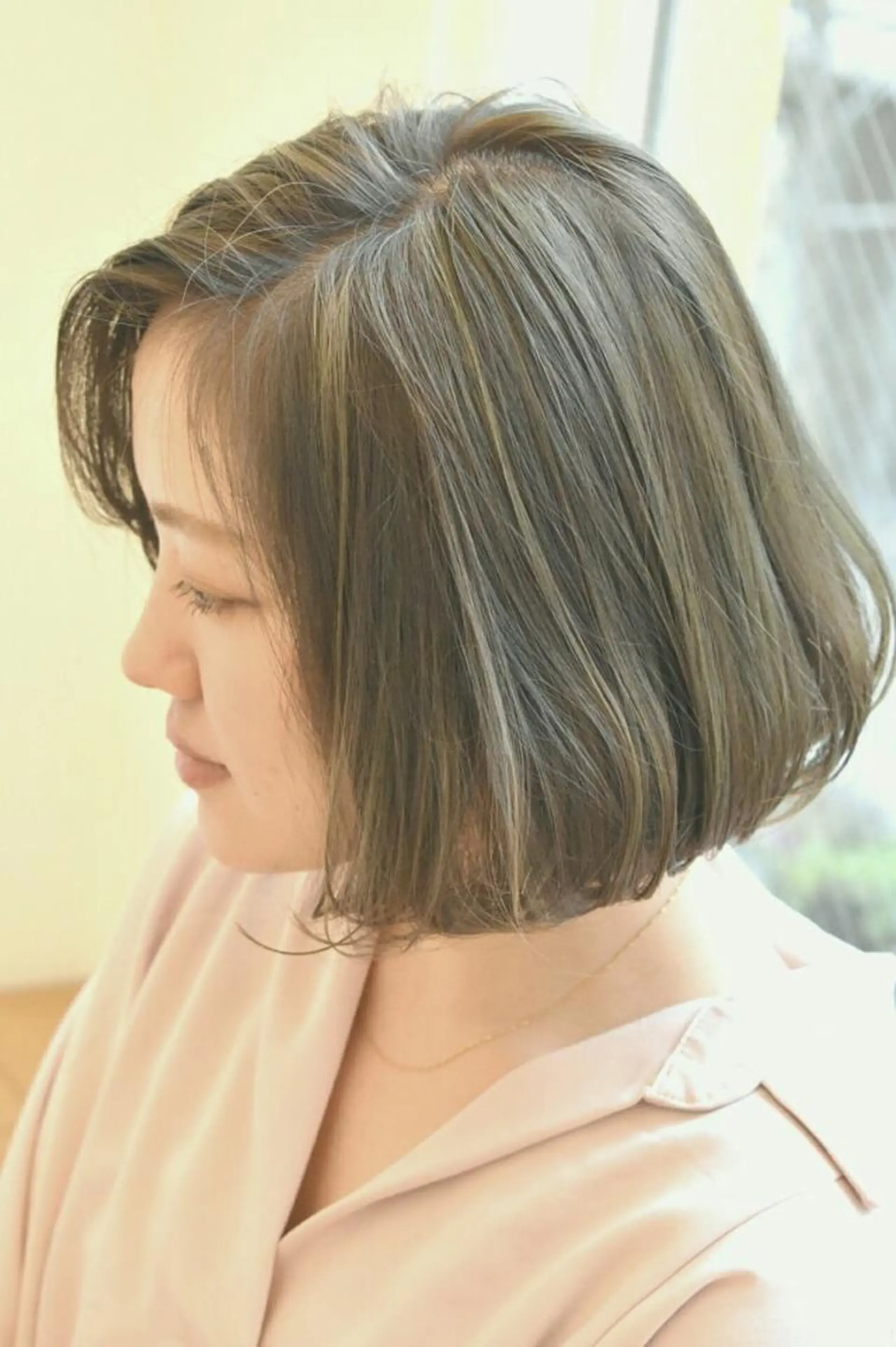 ミディアム カラー グレージュ ハイライトカラー ボブ ハイライト Amber所属・山形 光輪子のヘアスタイル