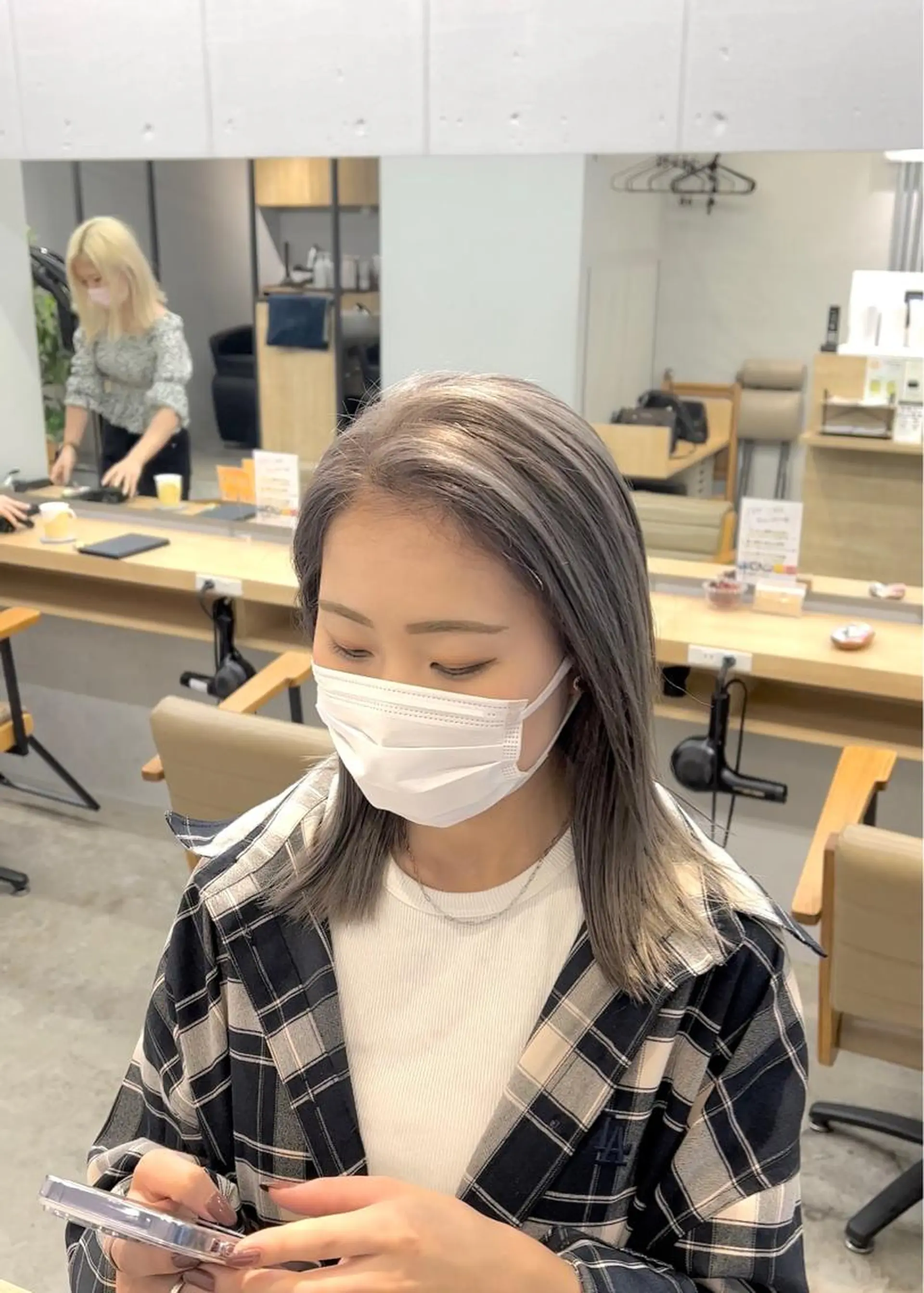 ミディアム SALOWIN柏Suite所属・ブリーチ毛の縮毛矯正 ハイトーン/岡本智樹のヘアスタイル