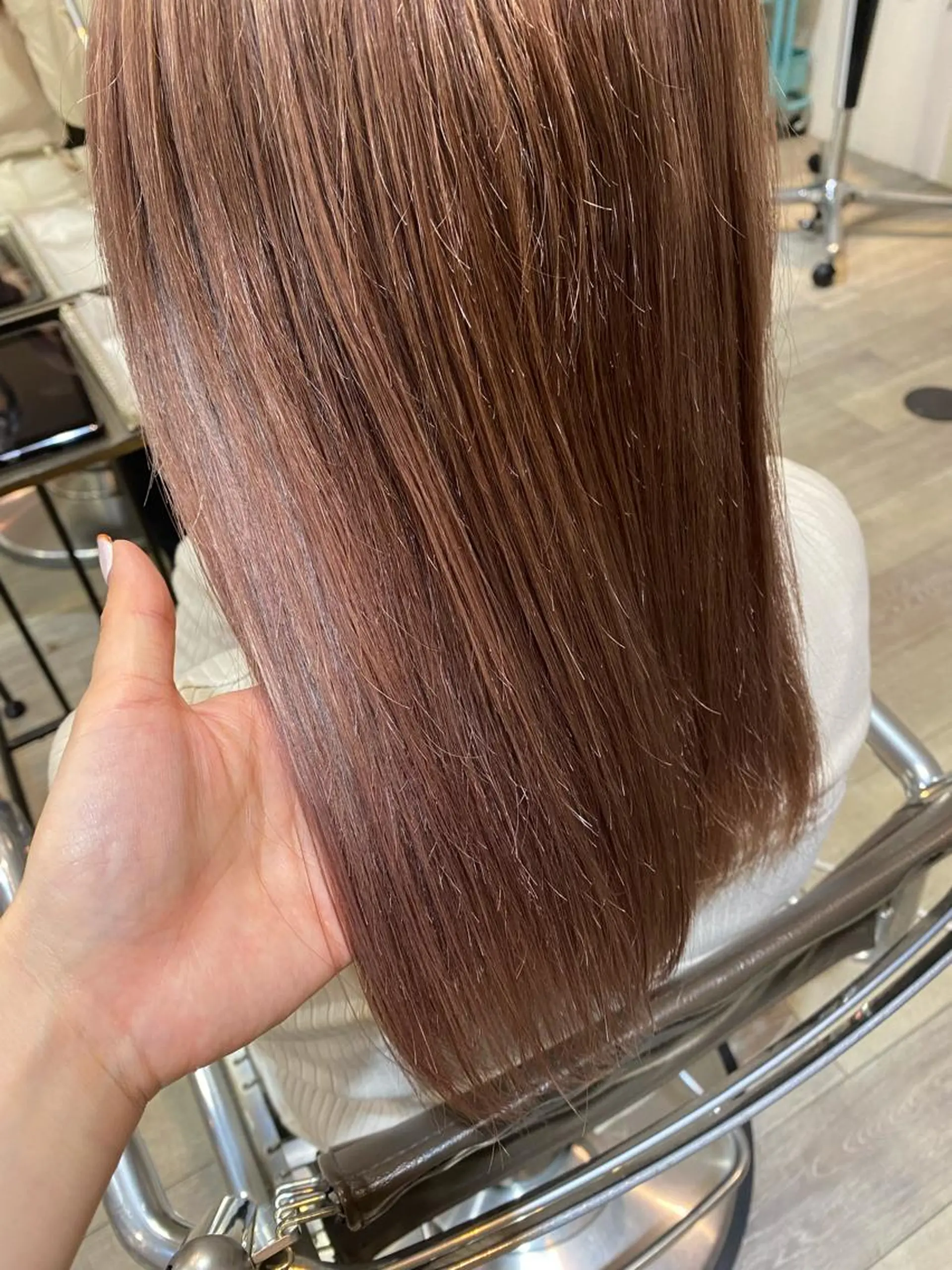 ミディアム W所属・小林 朋花のヘアスタイル