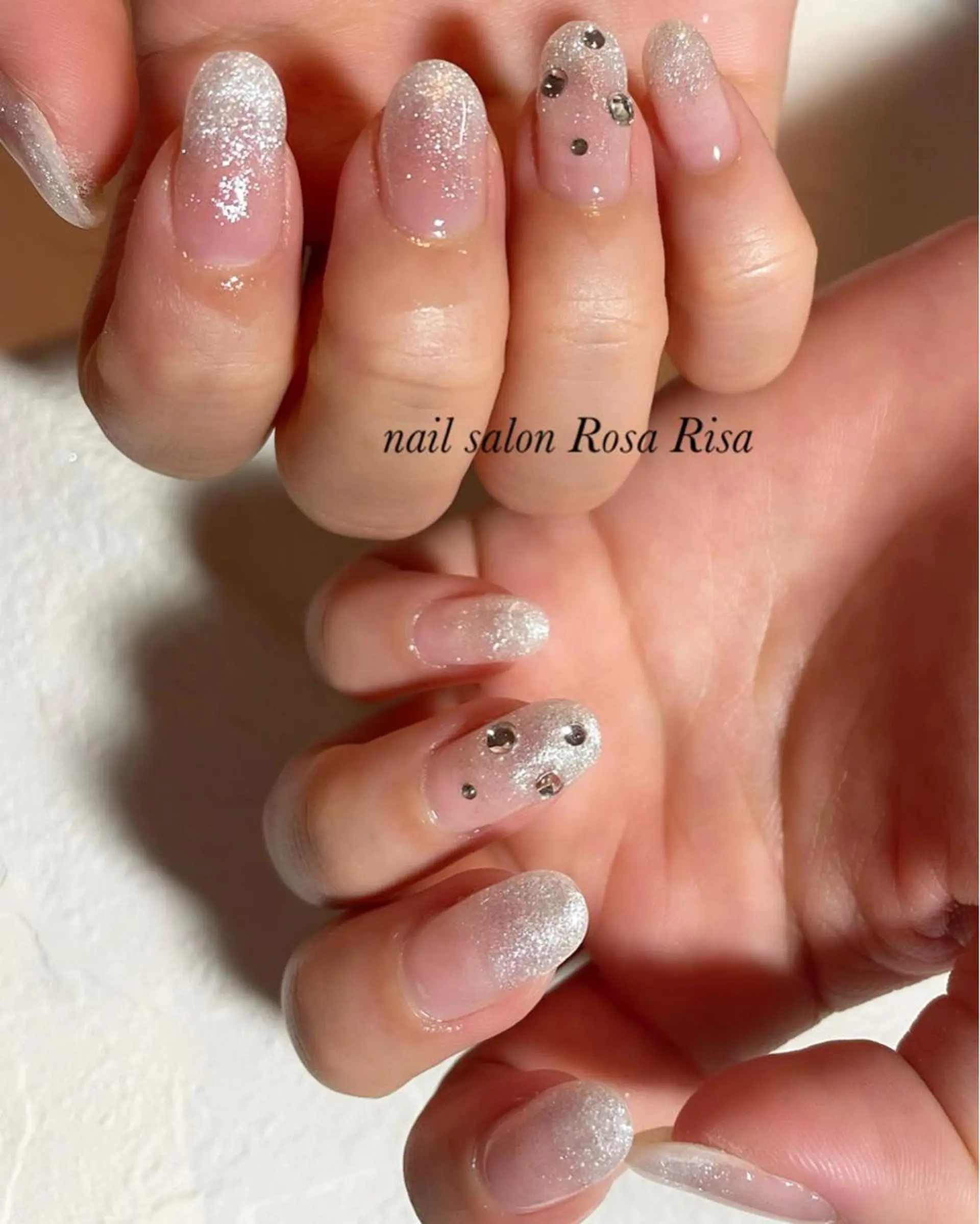 ミディアム ネイル ラメ(グリッター) ホワイト ハンドネイル ネイルスタジオ シェイクユアハンズのネイルデザイン