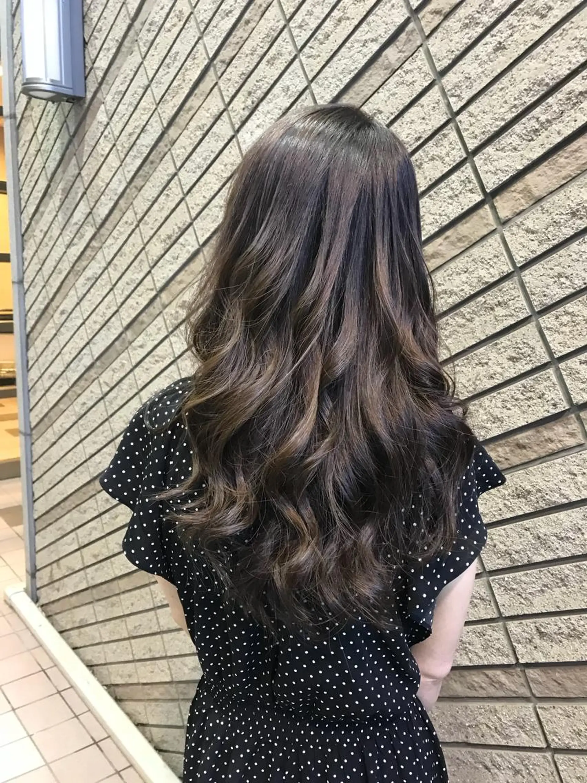 ロング カラー バレイヤージュ イルミナカラー レイヤーカット ヘアカラー トリートメント 奈良崎 和弘のヘアスタイル