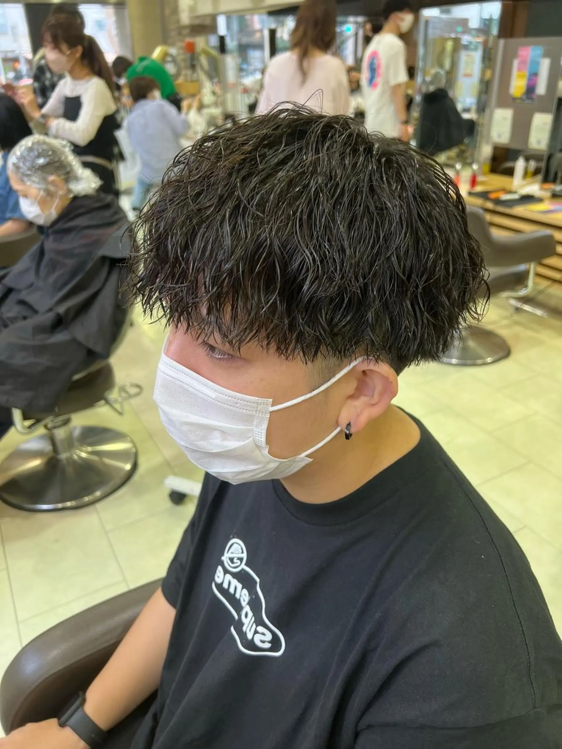 ショート パーマ メンズ アイブロウ ヘアカラー ﾎｯﾄﾍﾟｯﾊﾟｰ に移行中【かな】のヘアスタイル