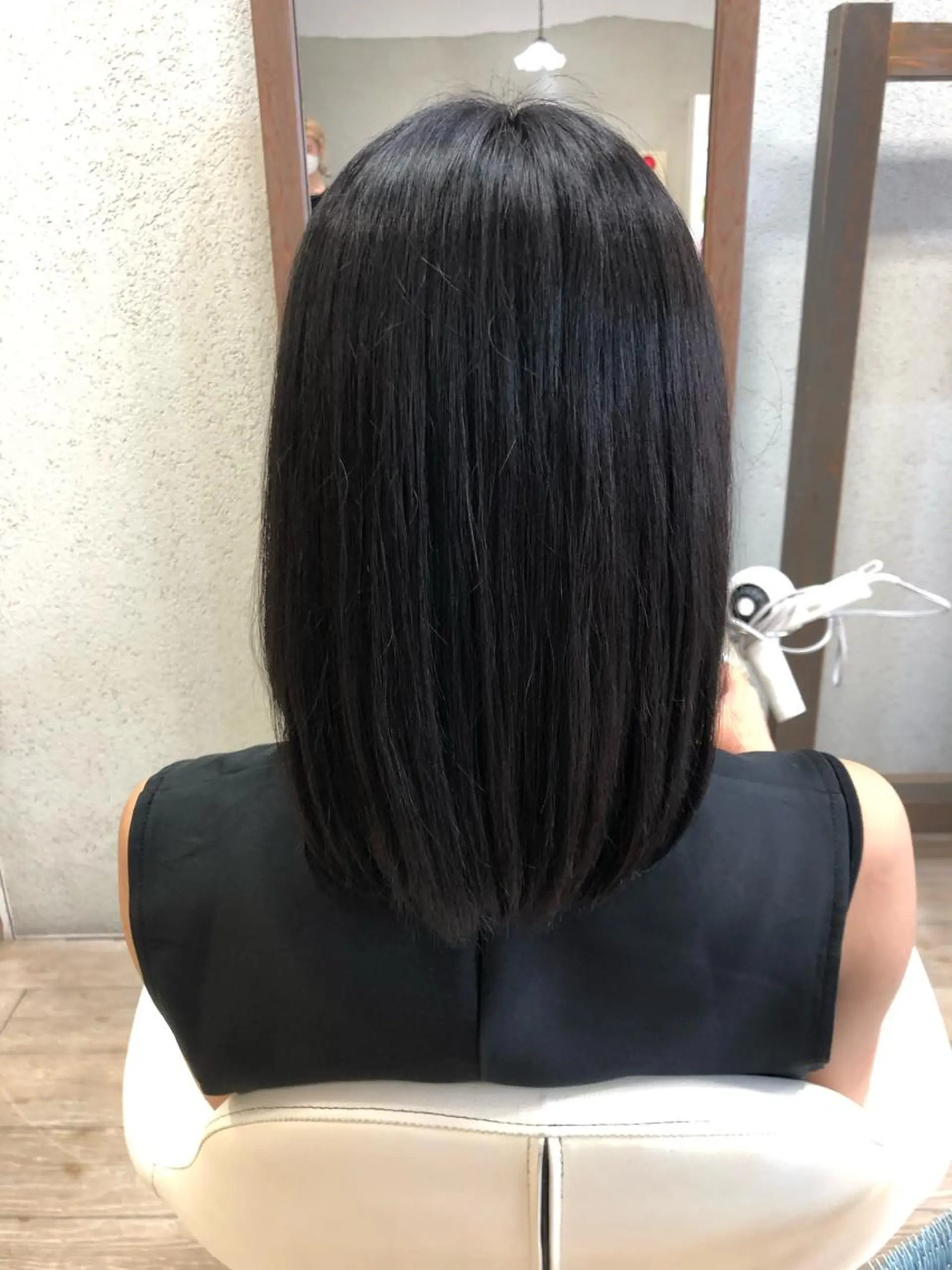 ミディアム カラー 黒髪 ブルーカラー ブルーブラック ヘアカラー 阿部 美咲のヘアスタイル