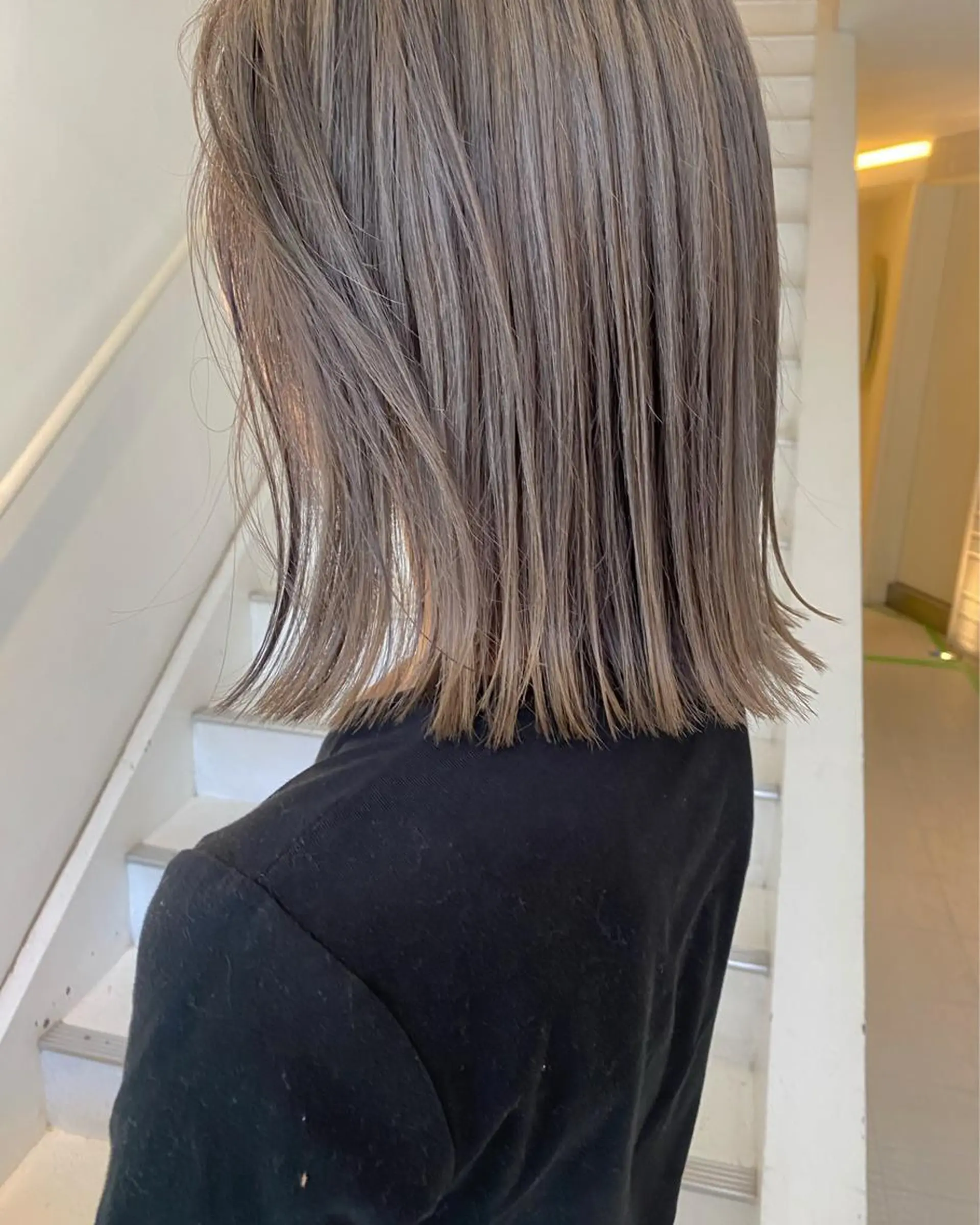 ショート カラー ヘアアレンジ 切りっぱなしボブ ダブルカラー グレージュ ハイライトカラー ハイトーンカラー みやけ ひなのヘアスタイル