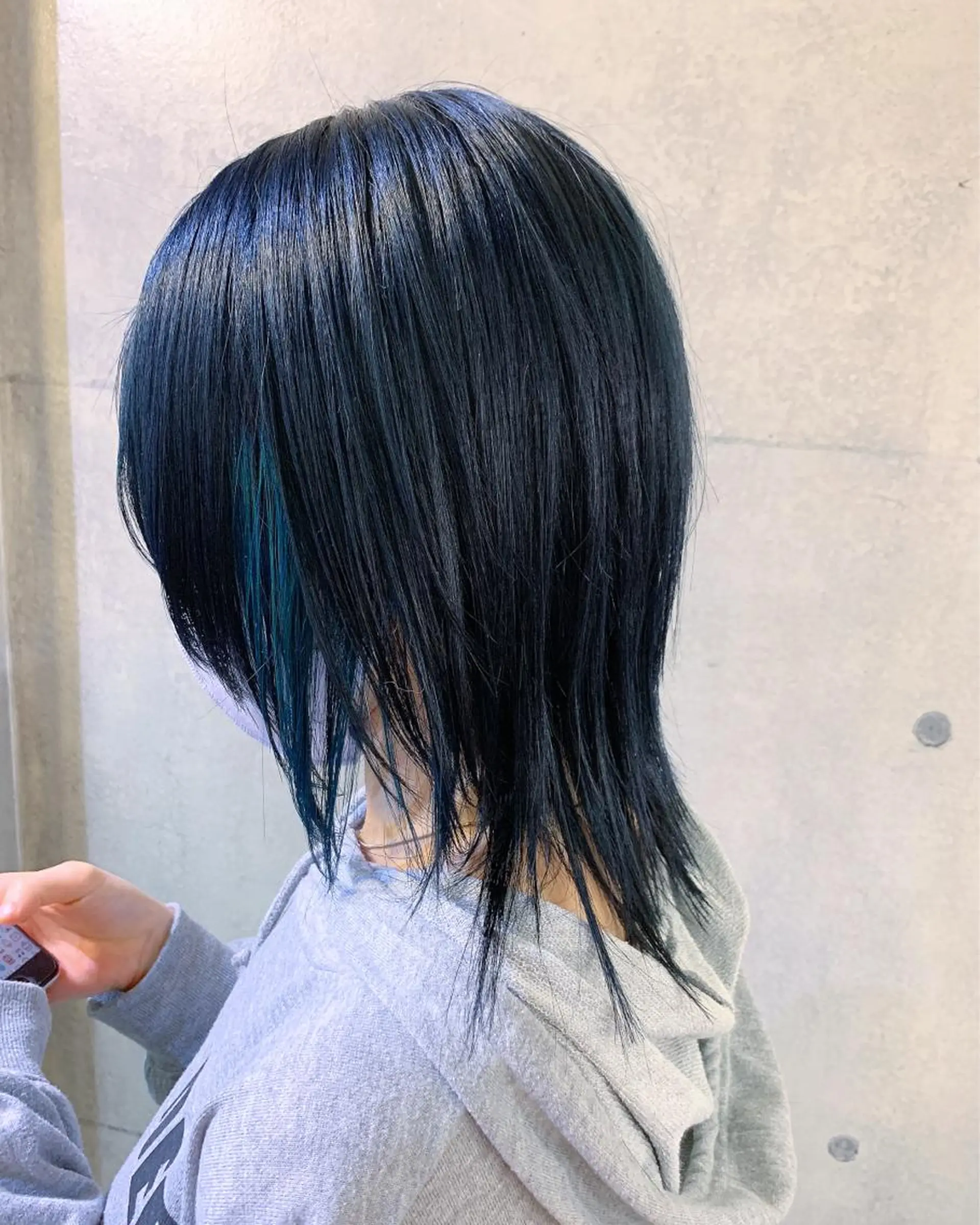 ミディアム カラー ブリーチ ブルーカラー デザインカラー 中性ウルフカット ケアブリーチ/ケイトのヘアスタイル