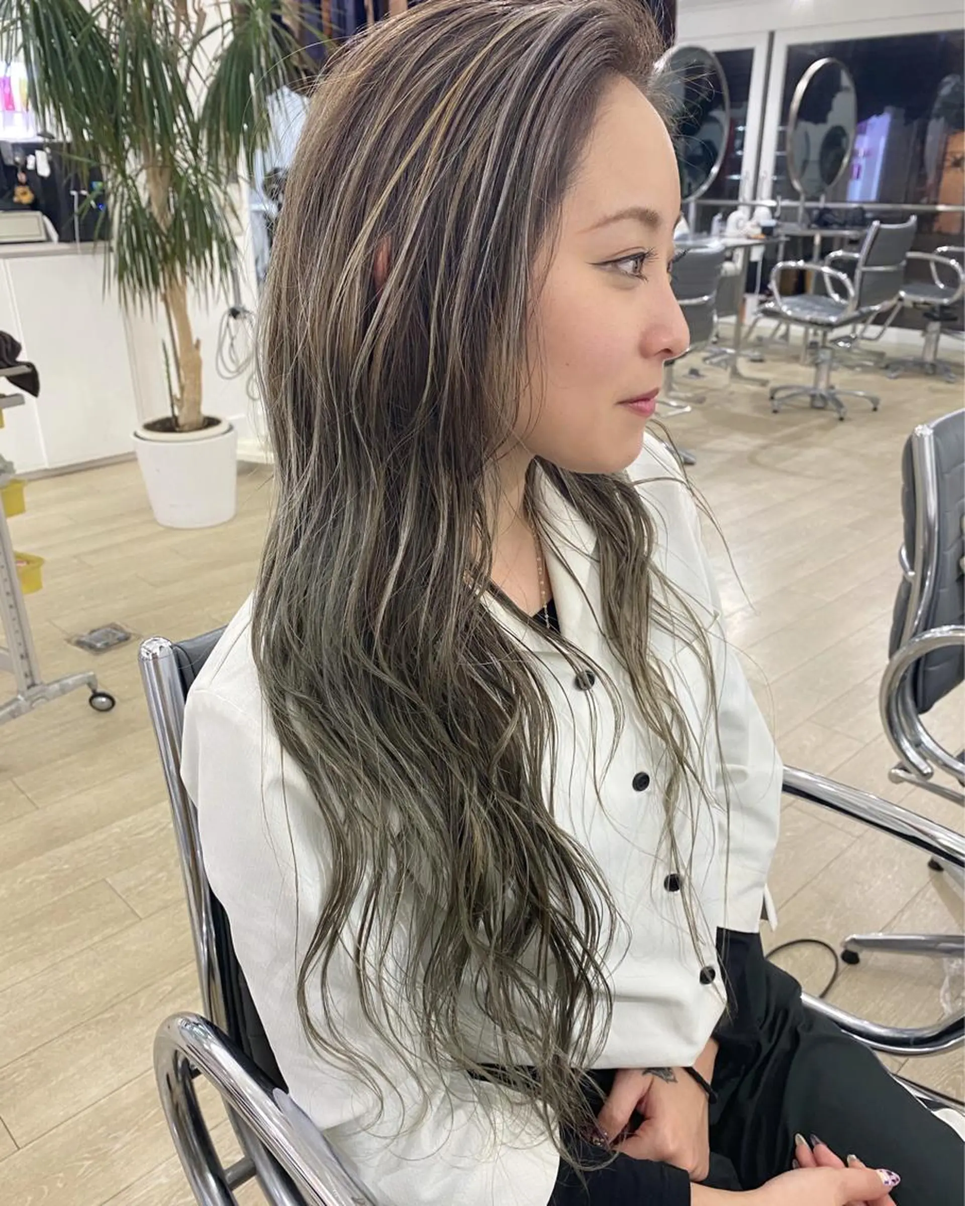 ロング カラー ハイライトカラー シルバー ハイライト ヘアカラー トリートメント Tao所属・藤川 大智のヘアスタイル