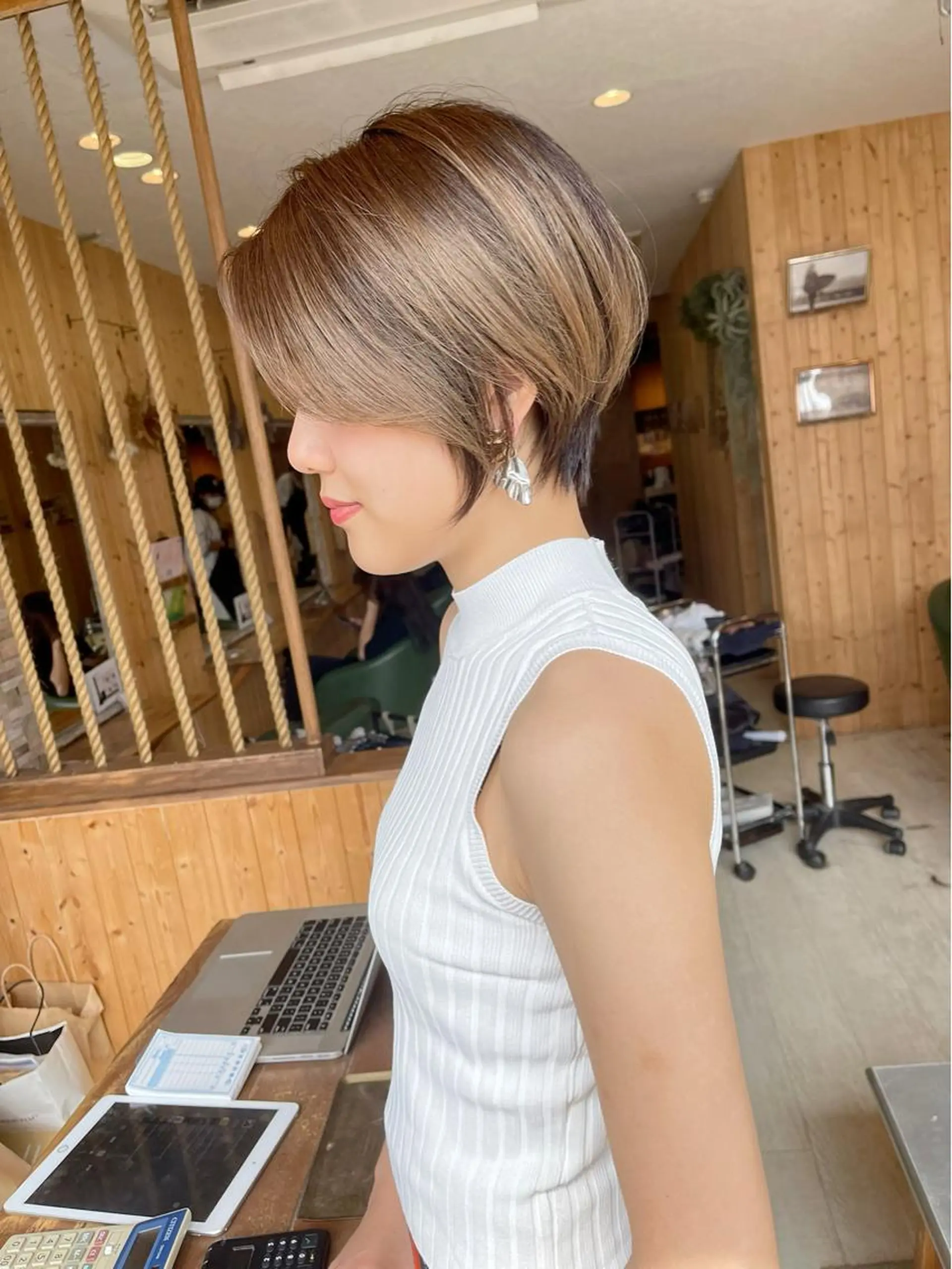 ショート 韓国レイヤー外国人風 透明感カラー髪質改善のヘアスタイル