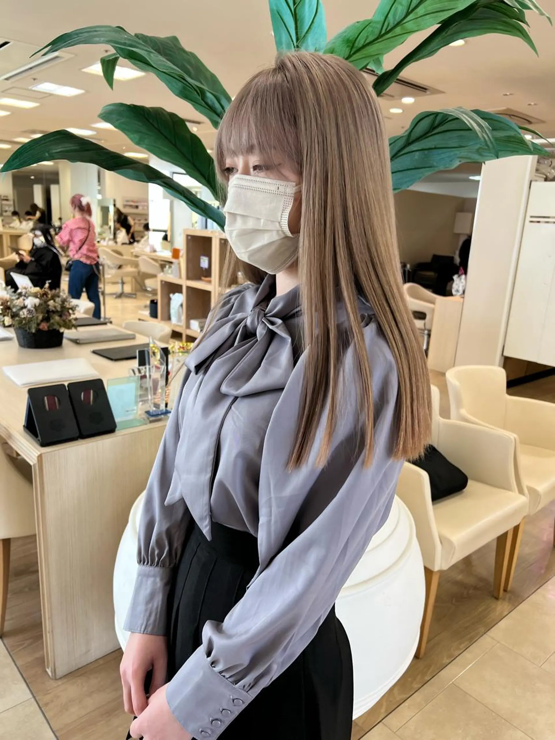 セミロング カラー グレージュ ミルクティーグレージュ ヘアカラー トリートメント ヘアセット ハイトーン/ウルフ /レイヤー/坂野幸伸のヘアスタイル