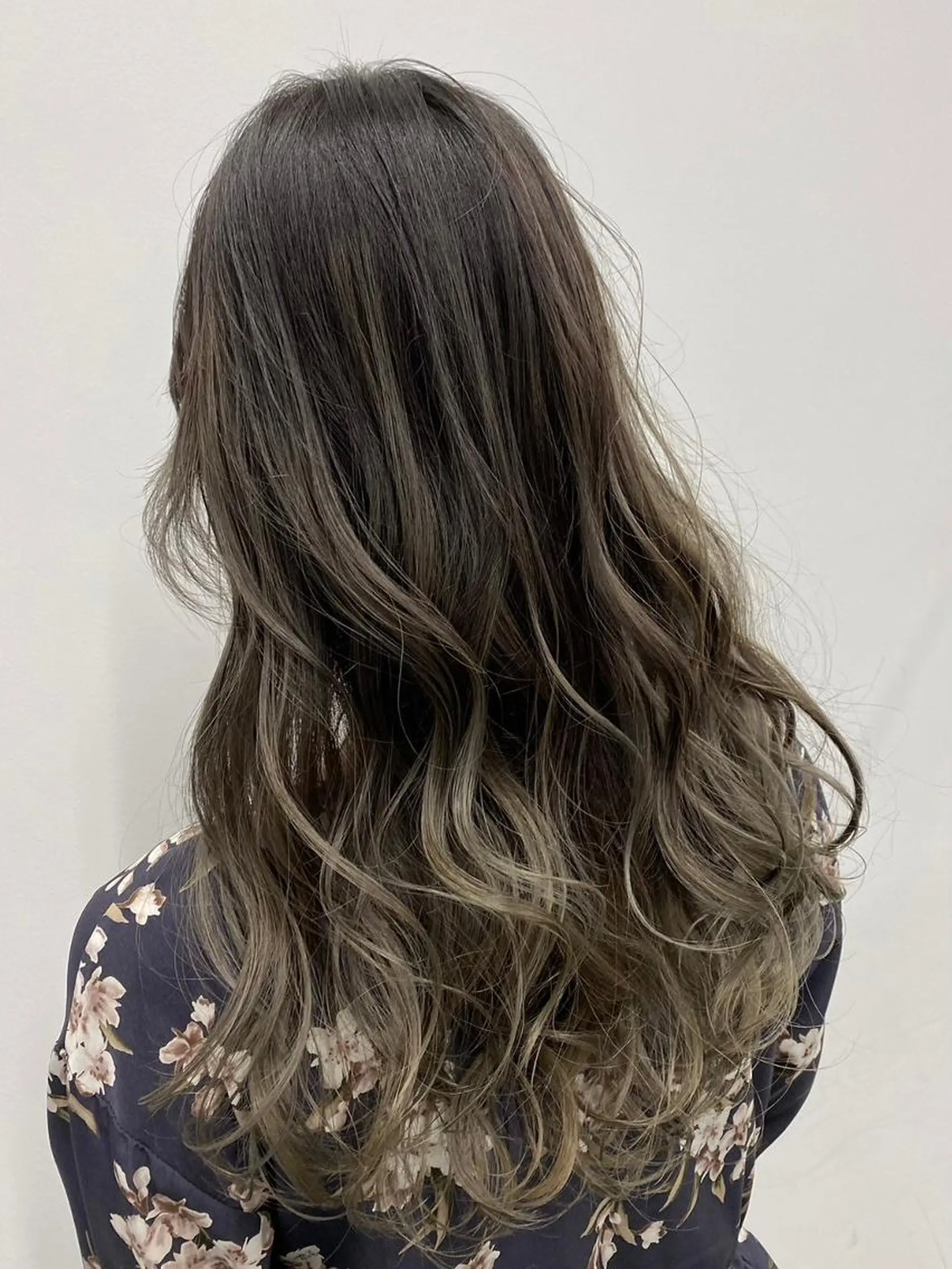 ロング ハイライト 髪質改善 レイヤーカット 縮毛矯正 酸性ストレート カット ヘアカラー トリートメント 公式 Ease by amble luxeのヘアスタイル