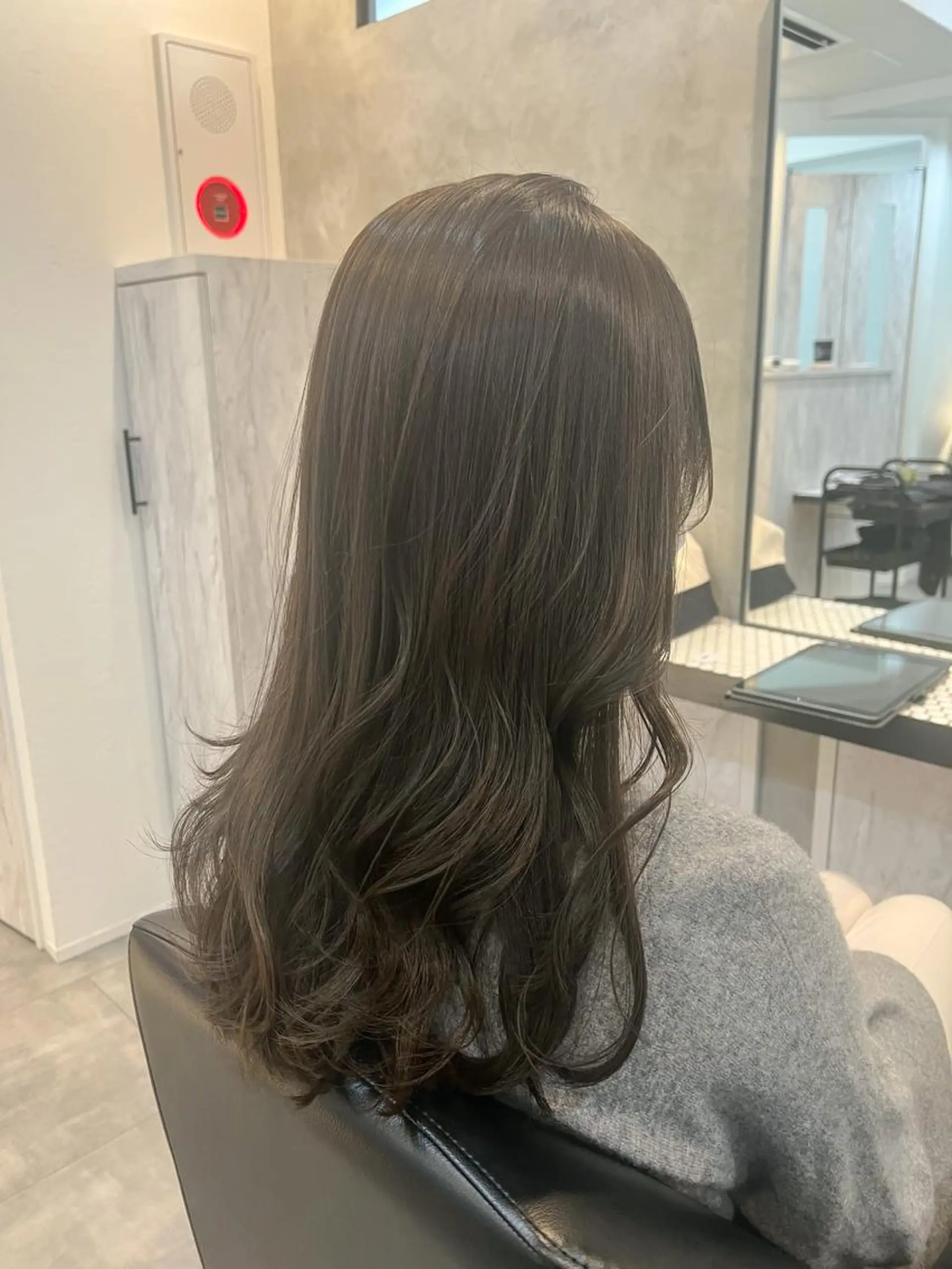 ロング カラー アッシュ アッシュグレー アッシュグレージュ 透明感カラー グレージュ ヘアカラー トリートメント 工藤 梨花のヘアスタイル