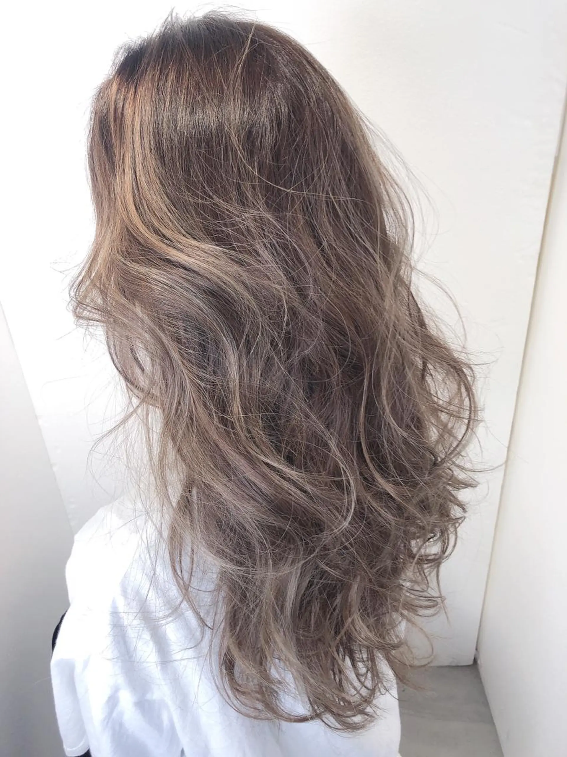 ロング カラー ベージュカラー グラデーションカラー ハイライトカラー ハイライト カット パーマ トリートメント 田中 アキオのヘアスタイル