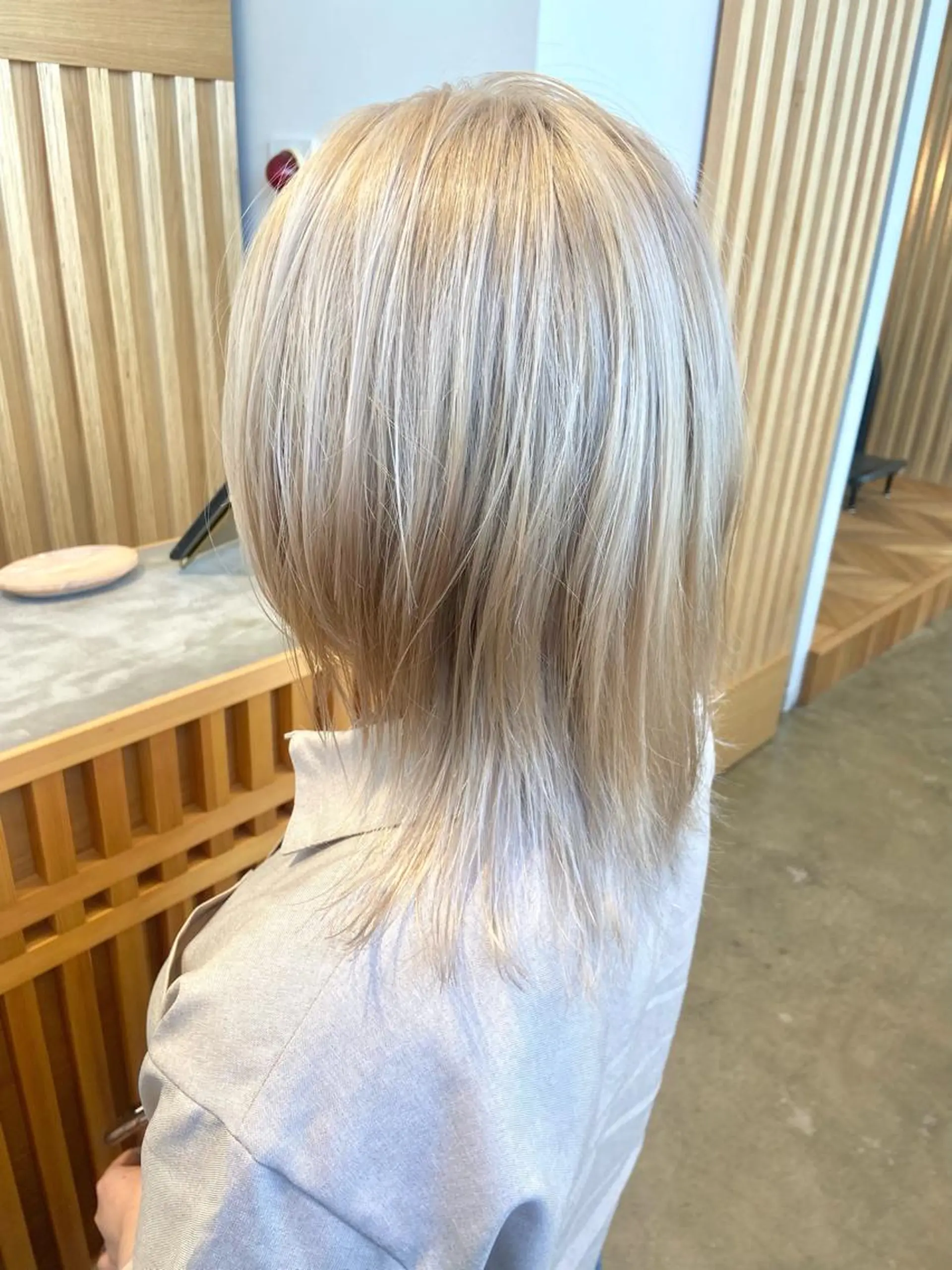 セミロング カラー écouter所属・ショート/ウルフ ハイトーン/カイセイのヘアスタイル