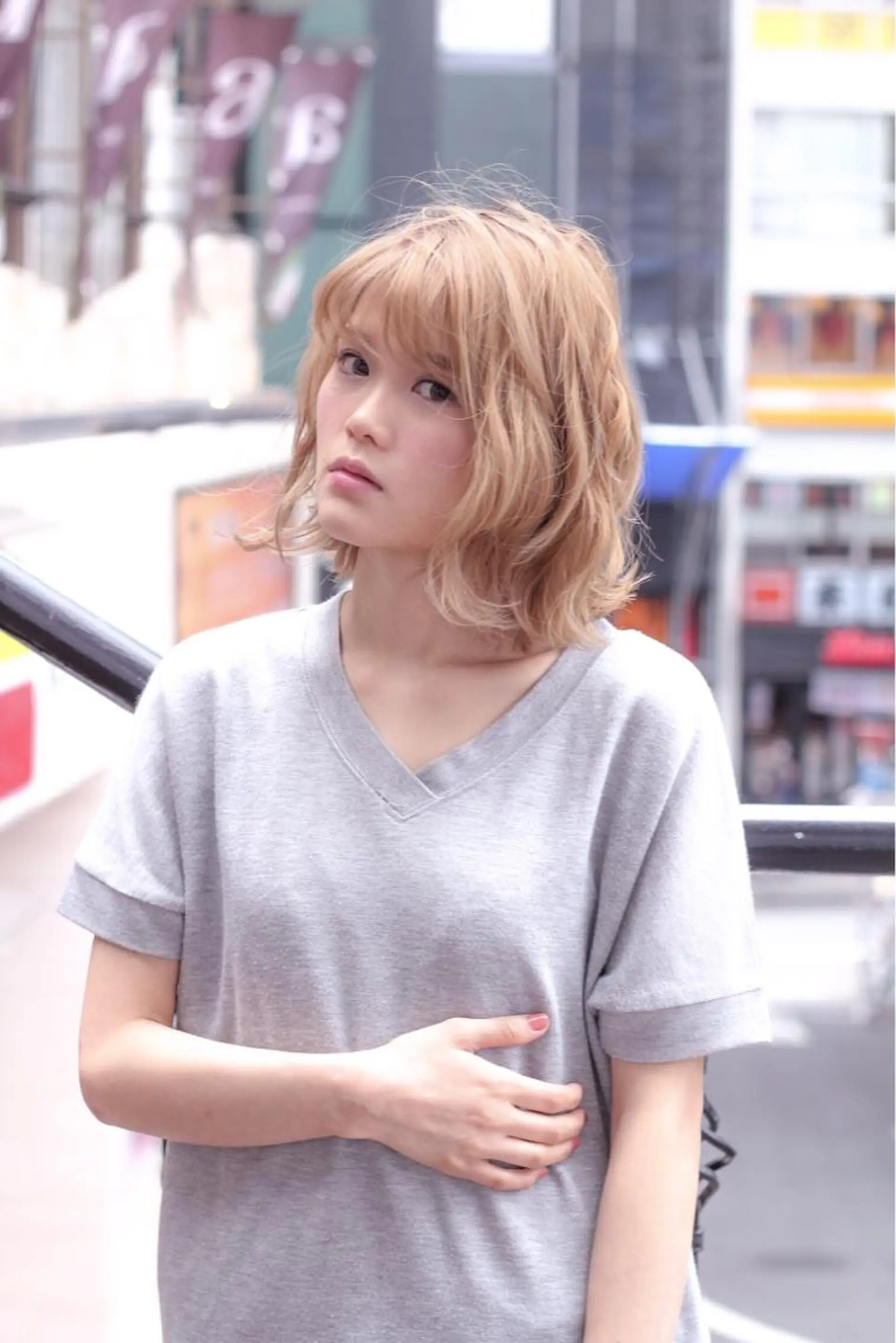 ミディアム カラー ホワイト&レイヤーカ ットエクステ長畠俊輔のヘアスタイル