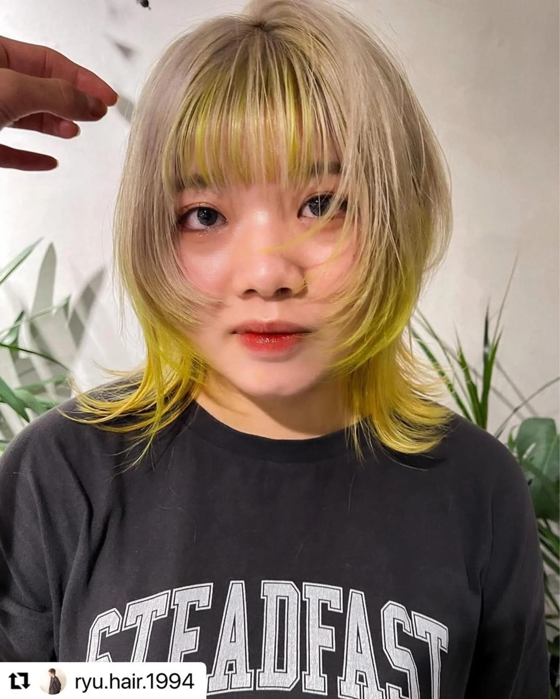ミディアム イエローカラー ウルフカット ハイトーンカラー RYUのヘアスタイル