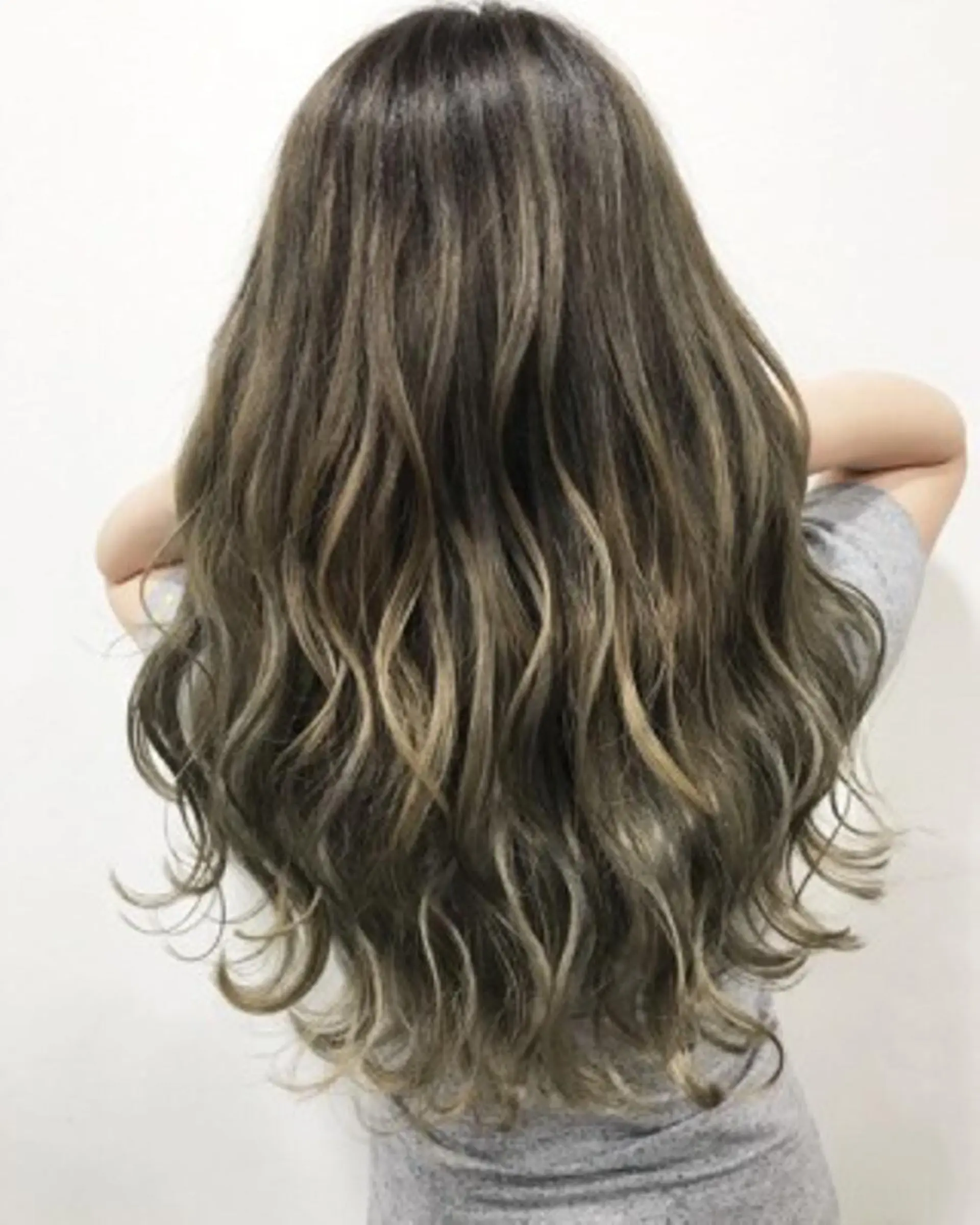 セミロング カラー 松戸　レイヤーカット 野口　康太郎のヘアスタイル