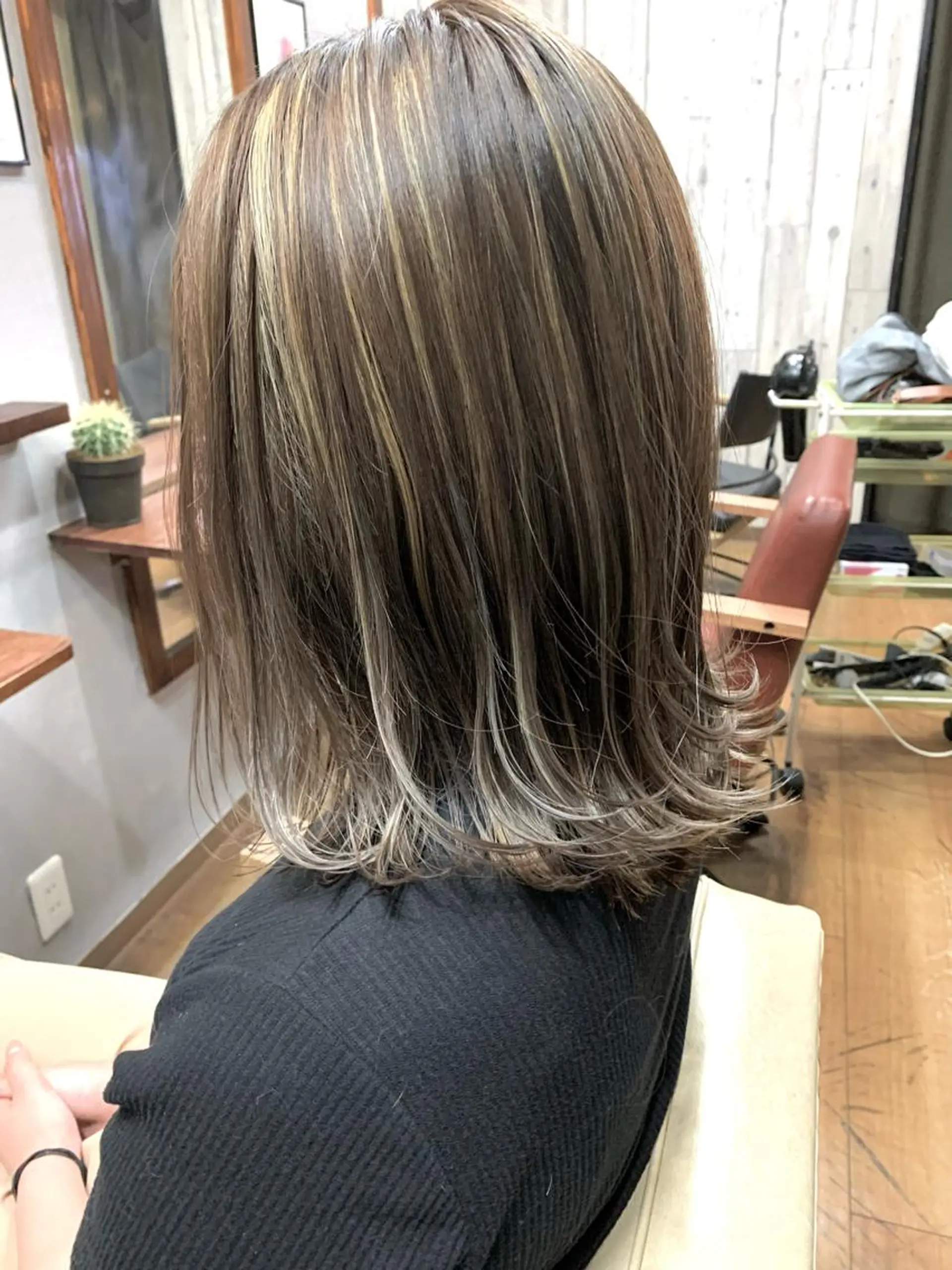 ミディアム カラー ヘアアレンジ ベージュカラー ハイライトカラー ボブ くびれヘア ハイライト リップカール 神戸のヘアスタイル