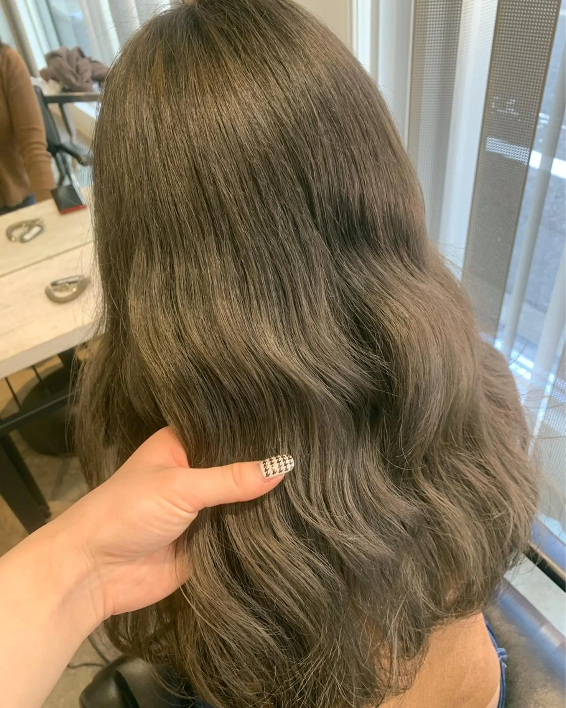 ロング カラー ベージュカラー オリーブベージュ もてぎさやか👩🏻 🪄巻ける縮毛矯正のヘアスタイル