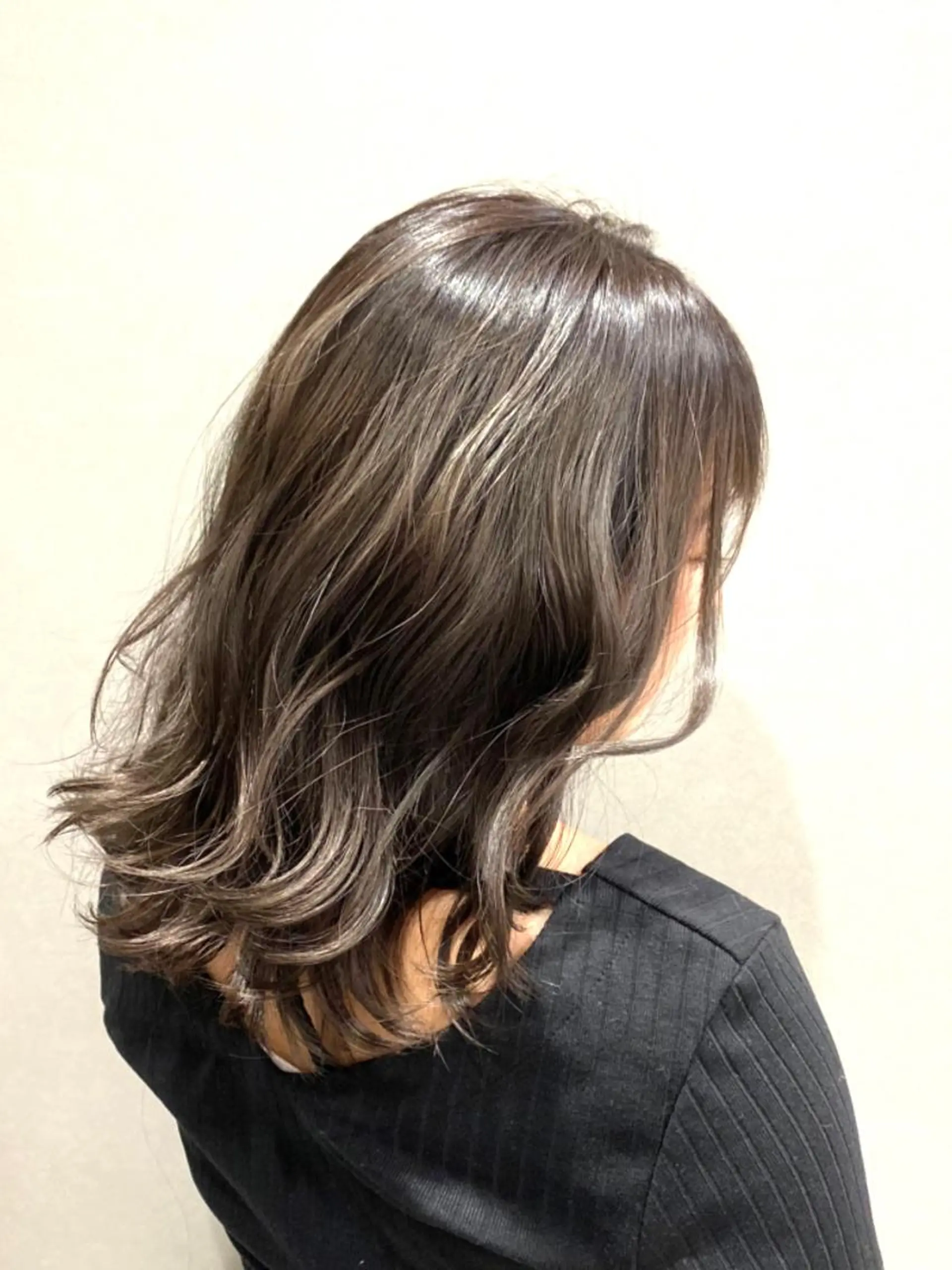 ミディアム カラー ベージュカラー シルバー シルバーベージュ 髪質改善特化サロン ICONIQ天神店のヘアスタイル