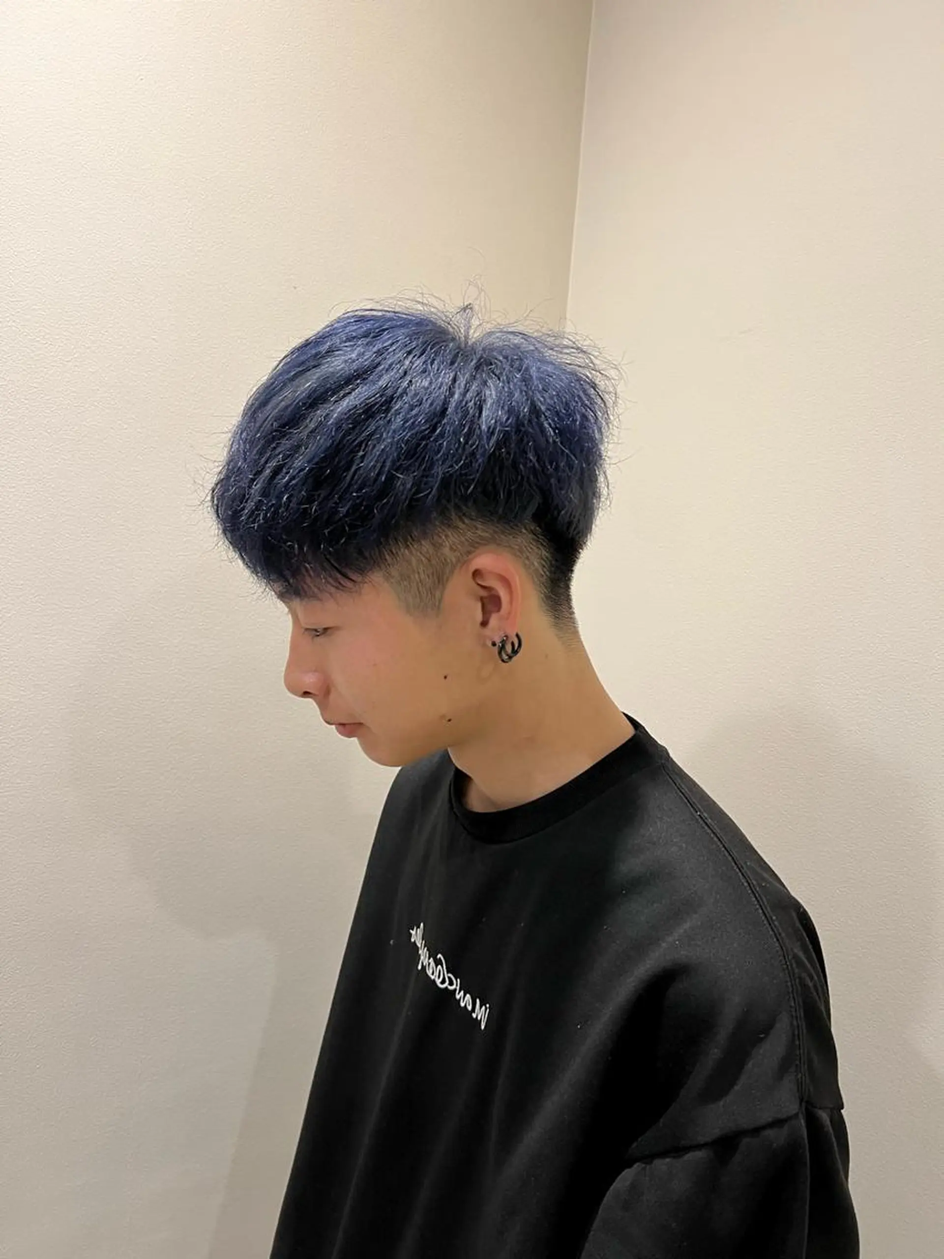 カラー メンズ ブルーカラー ブルーバイオレット バイオレットカラー オカベ ショウマのヘアスタイル