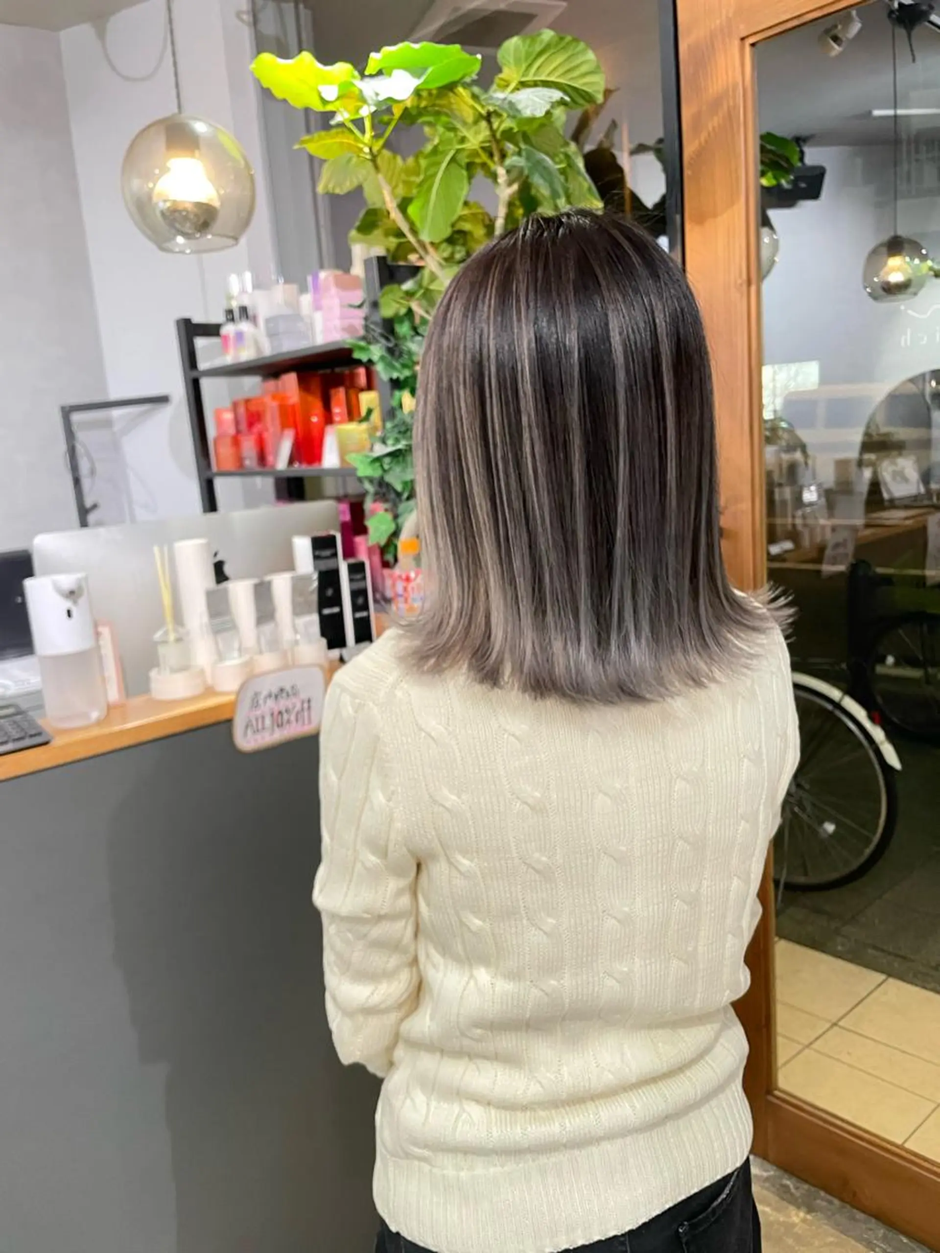 ミディアム 岸川 恭子のヘアスタイル