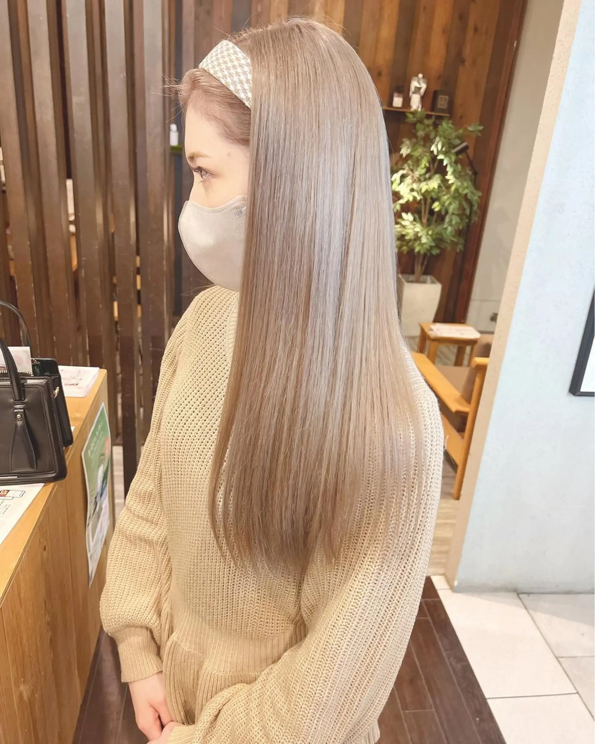 セミロング カラー ブリーチ ヘアカラー 具志 正太のヘアスタイル