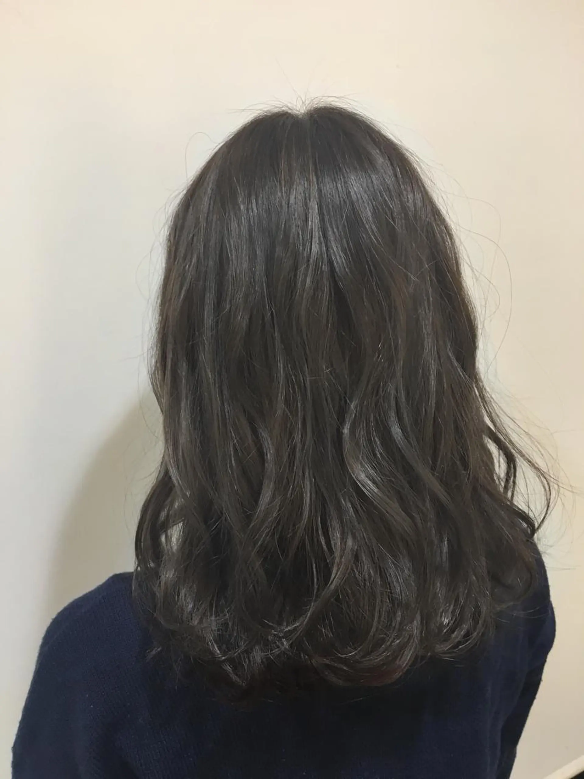 ミディアム カラー アッシュ 透明感カラー ハイライトカラー オリーブアッシュ ハイライト ぱつっとボブ/ 小野あかねのヘアスタイル