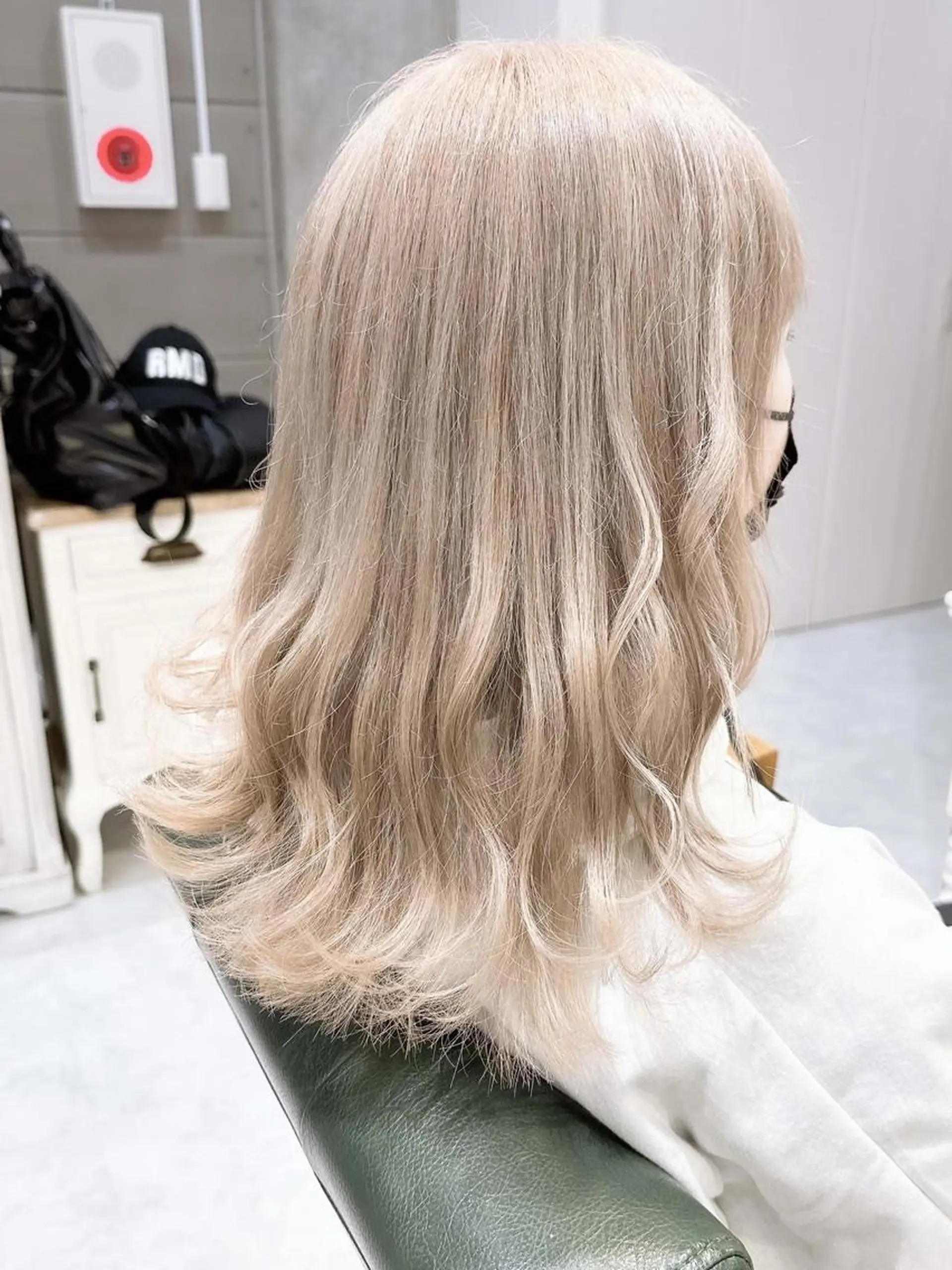 セミロング カラー ヘアアレンジ ブリーチ ケアブリーチ 透明感カラー デザインカラー ハイトーンカラー 𝐑𝐈𝐍𝐊𝐀 🐷🖤のヘアスタイル