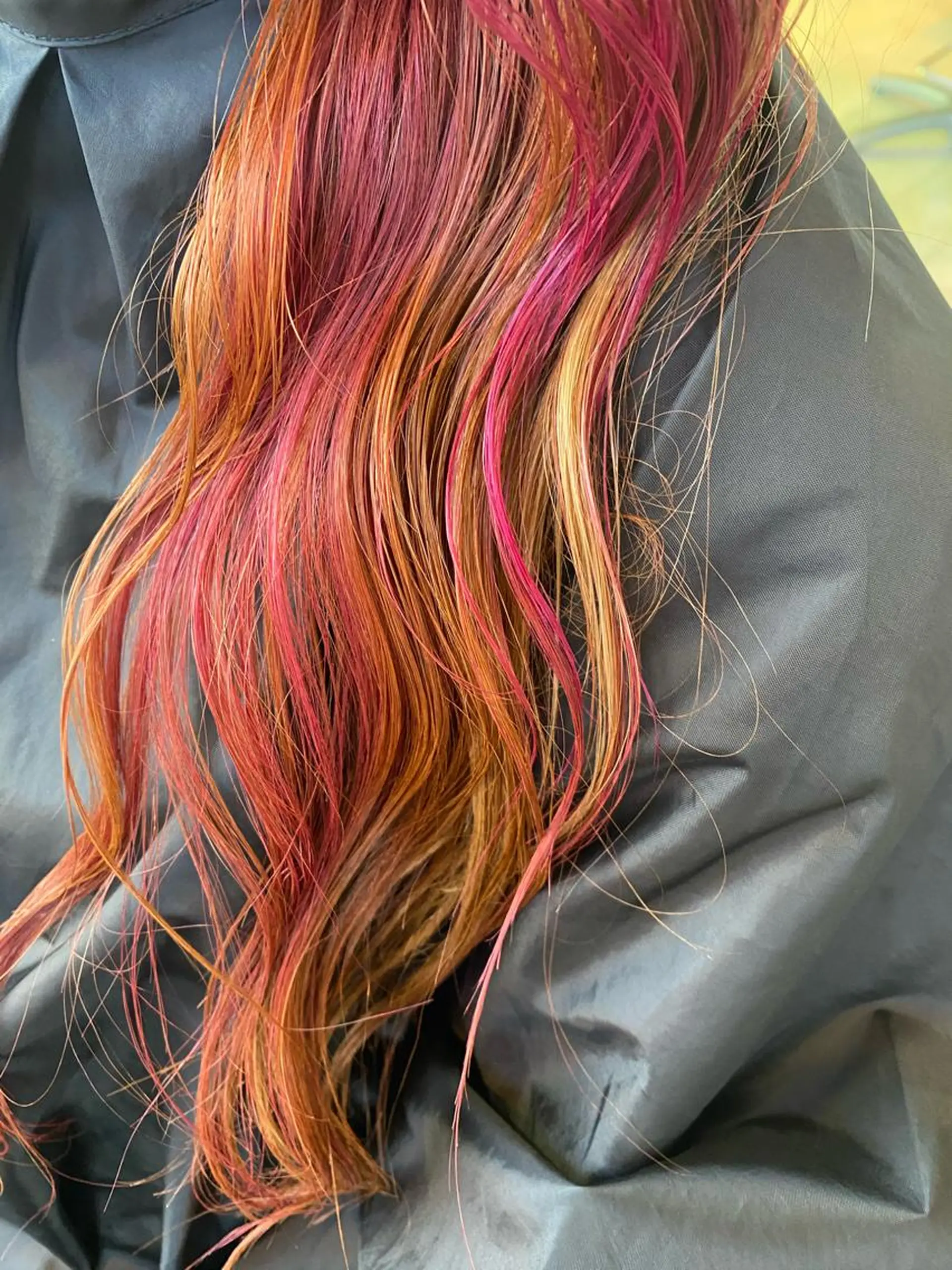 ロング カラー ブリーチ オレンジ ピンクカラー ヘアカラー エクステ／インナー カラー 礒野朱里のヘアスタイル