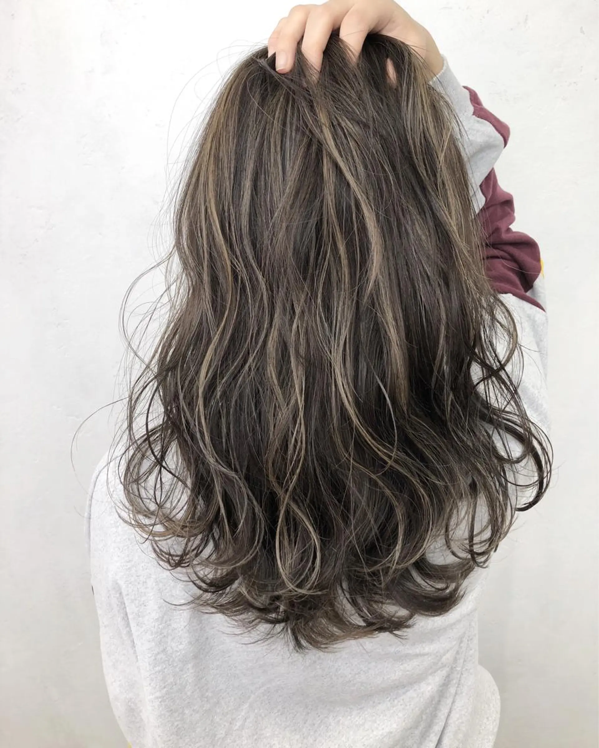 ミディアム カラー グレージュ ハイライトカラー ハイライト ヘアカラー トリートメント ブリーチカラーレイヤ ーカット🦋annaのヘアスタイル