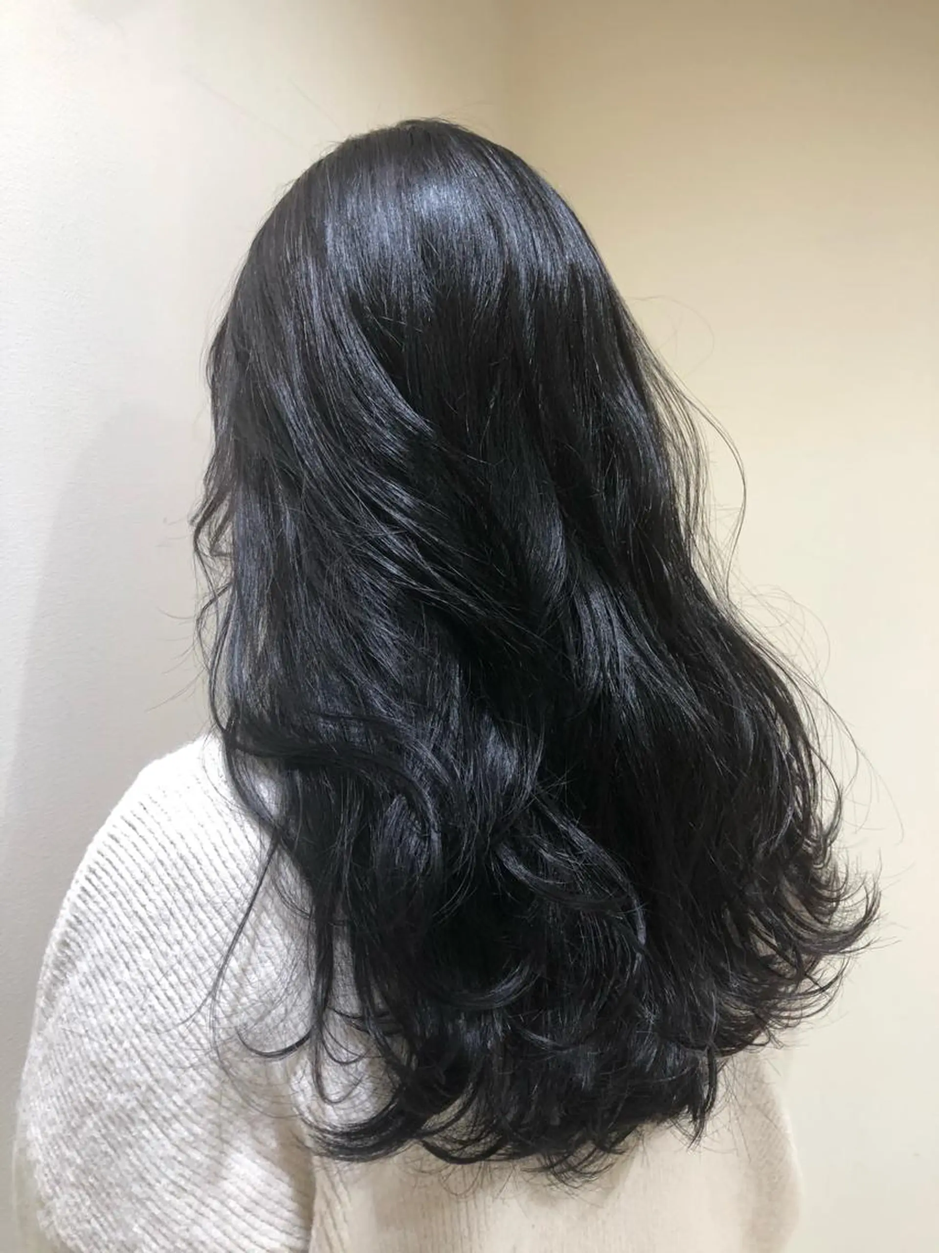 ロング カラー 黒髪 ブルーカラー ブルーブラック 韓国風ヘア 大岩 茉愉のヘアスタイル