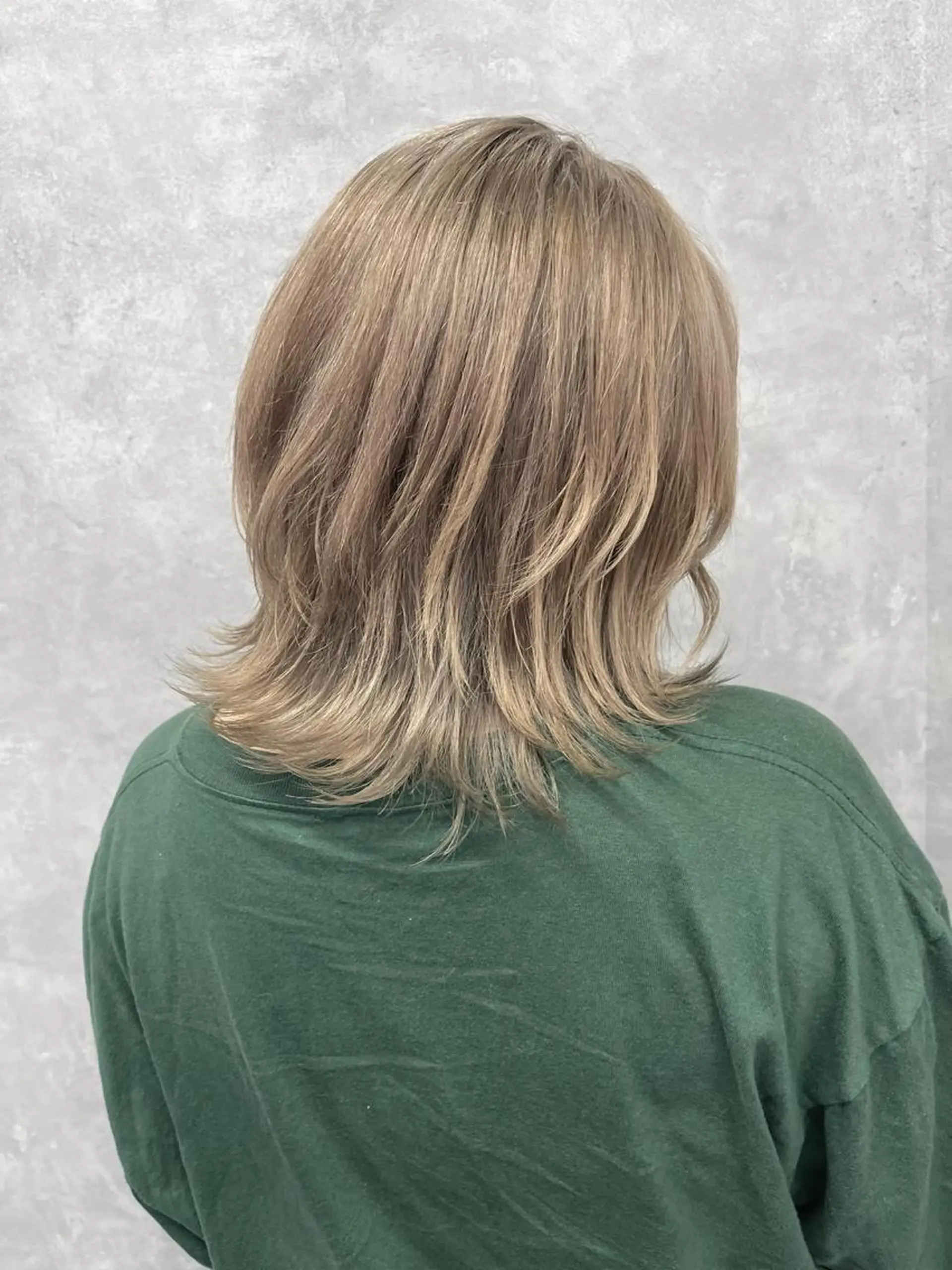 ミディアム カラー ベージュカラー ブリーチ ケアブリーチ ホワイトベージュ カット ヘアカラー トリートメント オフホワイトアンドなんば所属・福西 洋斗のヘアスタイル