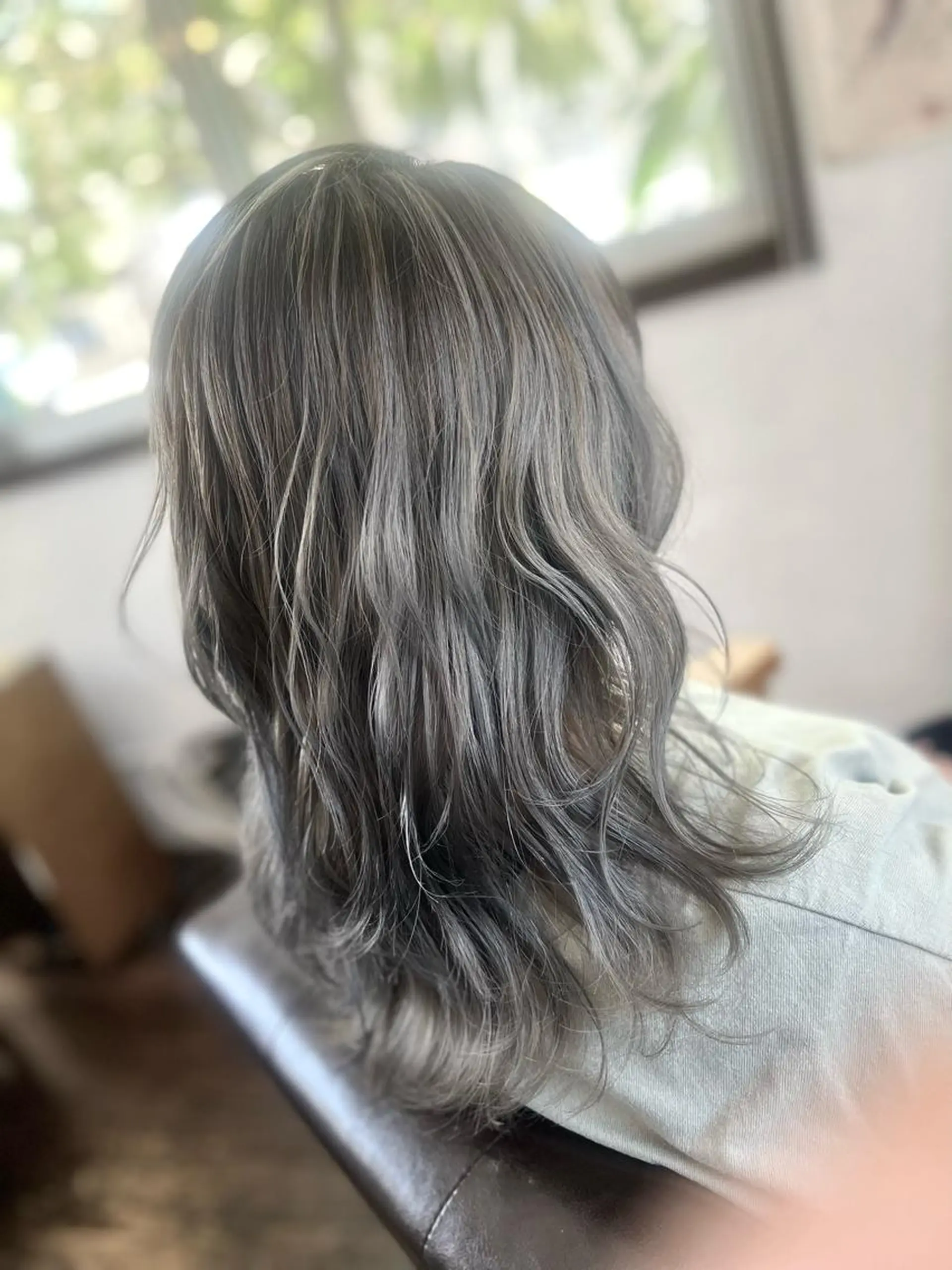 ミディアム カラー アッシュ アッシュグレー ブリーチ ヘアカラー Style Tのヘアスタイル