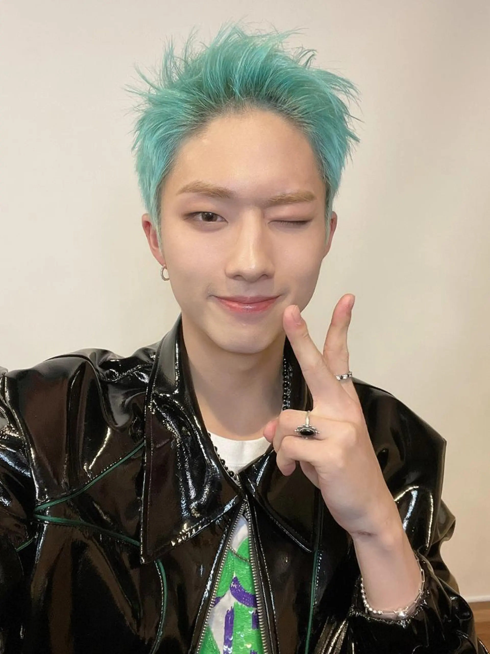 ショート カラー メンズ メンズハイトーン 黒髪 ハイトーンカラー rii-🩰 トレンド韓国ヘアのヘアスタイル