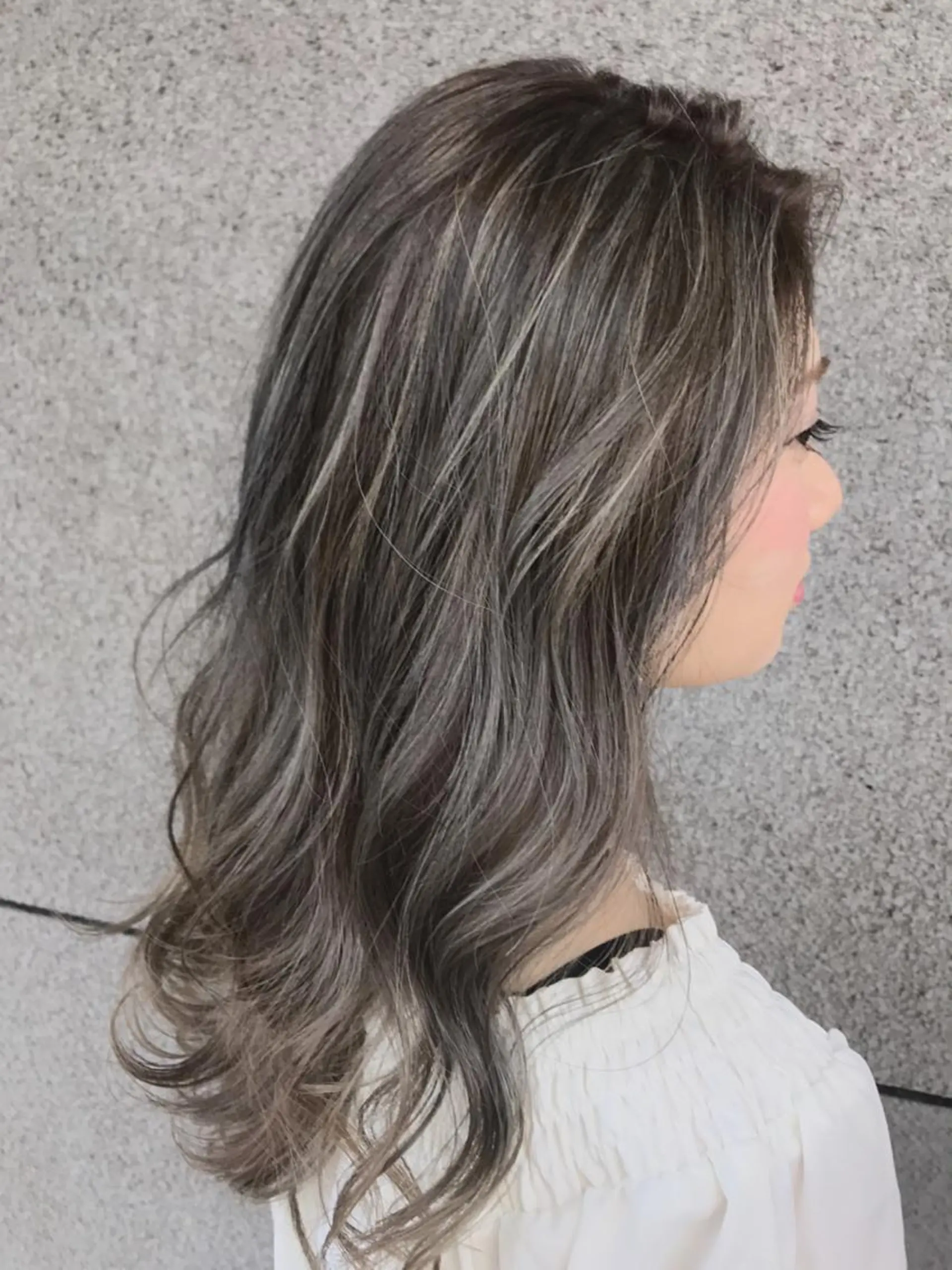 セミロング カラー グレージュ ハイライトカラー ハイライト Eliss 堀江のヘアスタイル